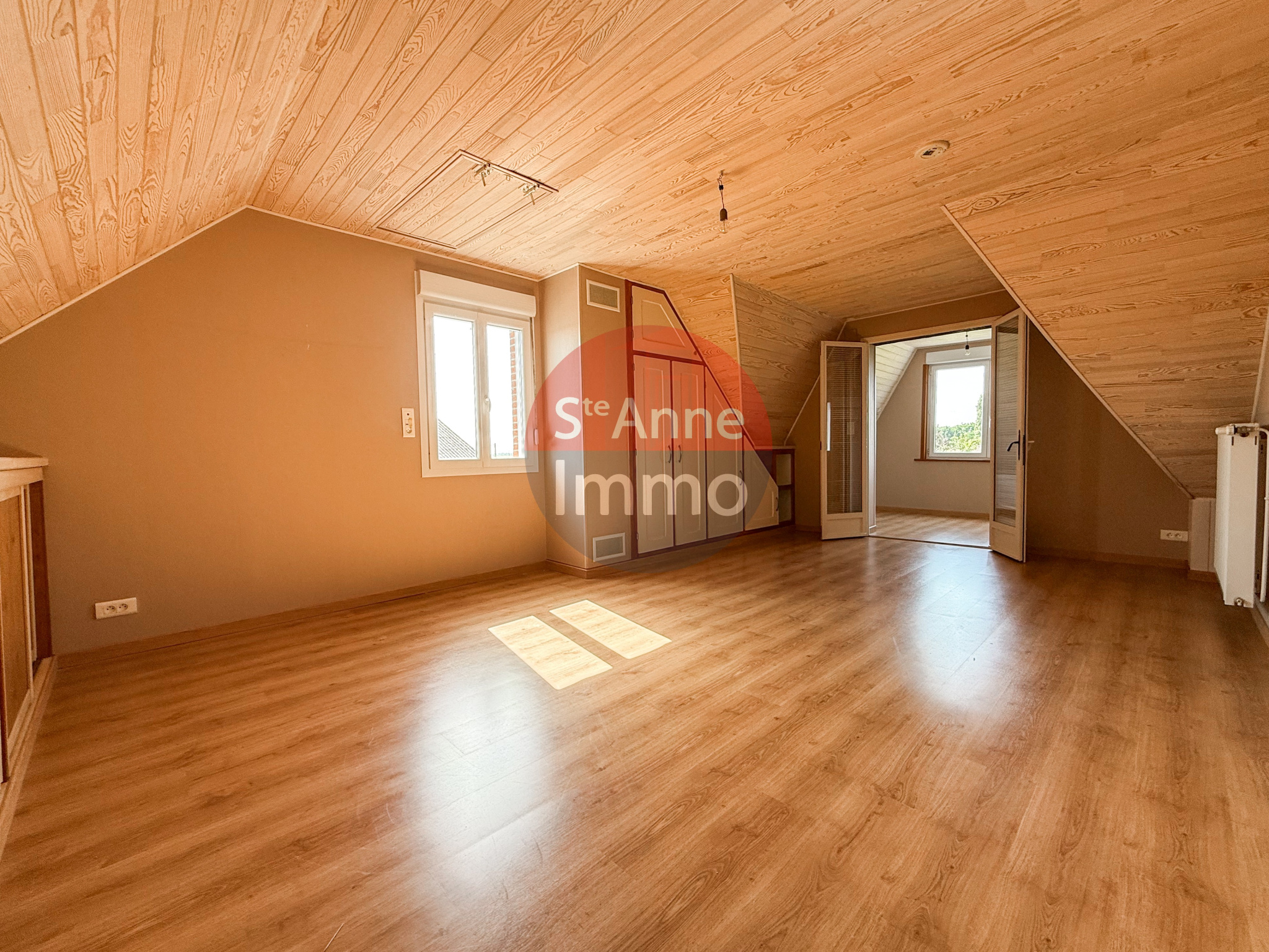 Immo80 – L'immobilier à Amiens et dans la Somme-VILLERS-LES-ROYE – MAISON INDIVIDUELLE – 175m2 – AUTONOMIE DE PLAIN PIED – 4 CHAMBRES – 1 BUREAU – SOUS SOL CO