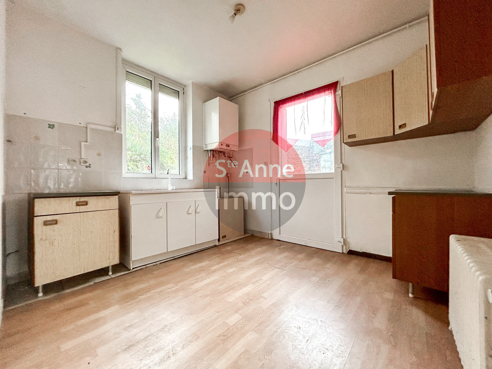 Immo80 – L'immobilier à Amiens et dans la Somme-ROYE – MAISON INDIVIDUELLE – ENSEMBLE IMMOBILIER – 5 CHAMBRES – COUR