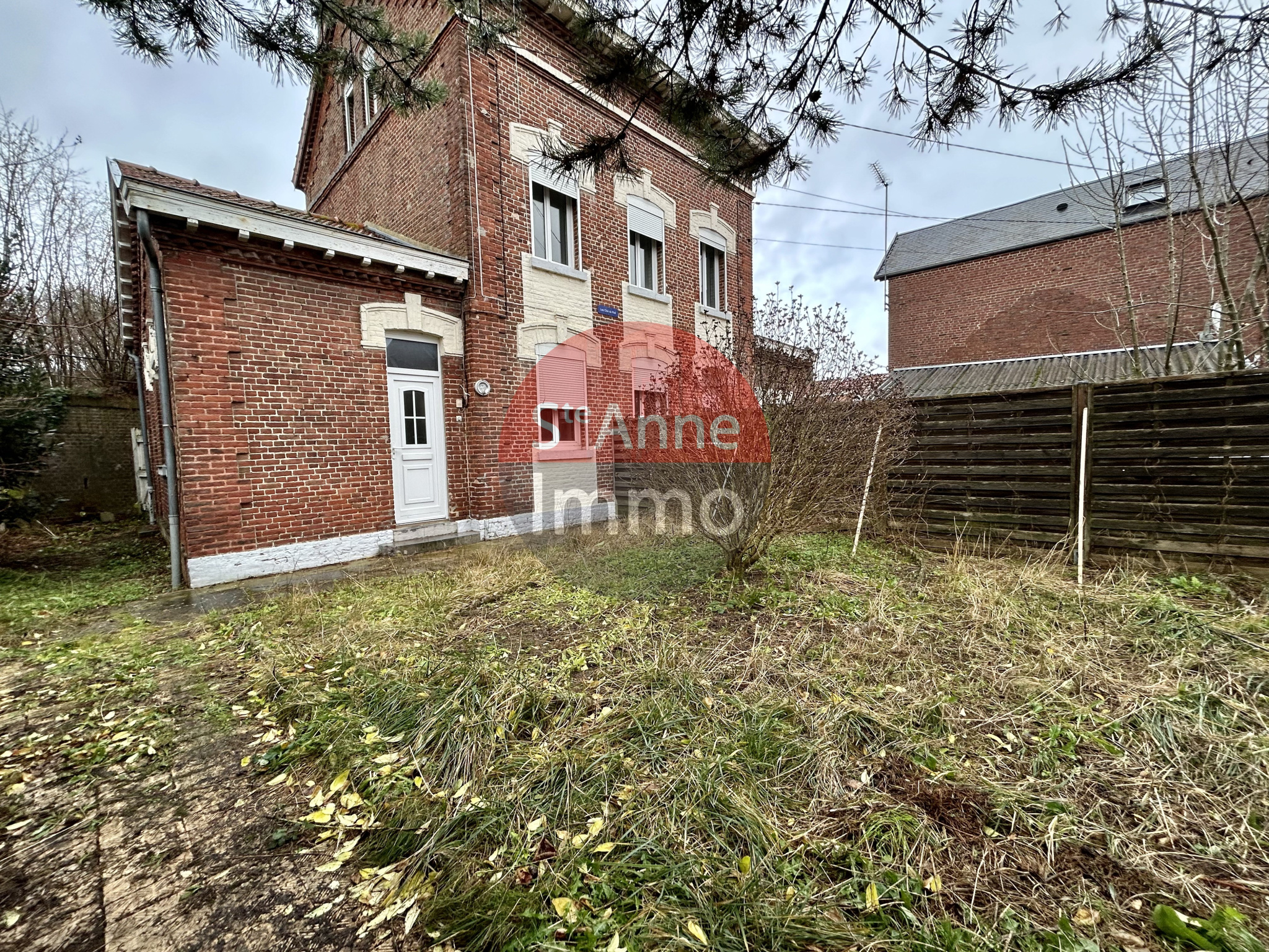 Immo80 – L'immobilier à Amiens et dans la Somme-ROYE – MAISON INDIVIDUELLE – ENSEMBLE IMMOBILIER – 5 CHAMBRES – COUR