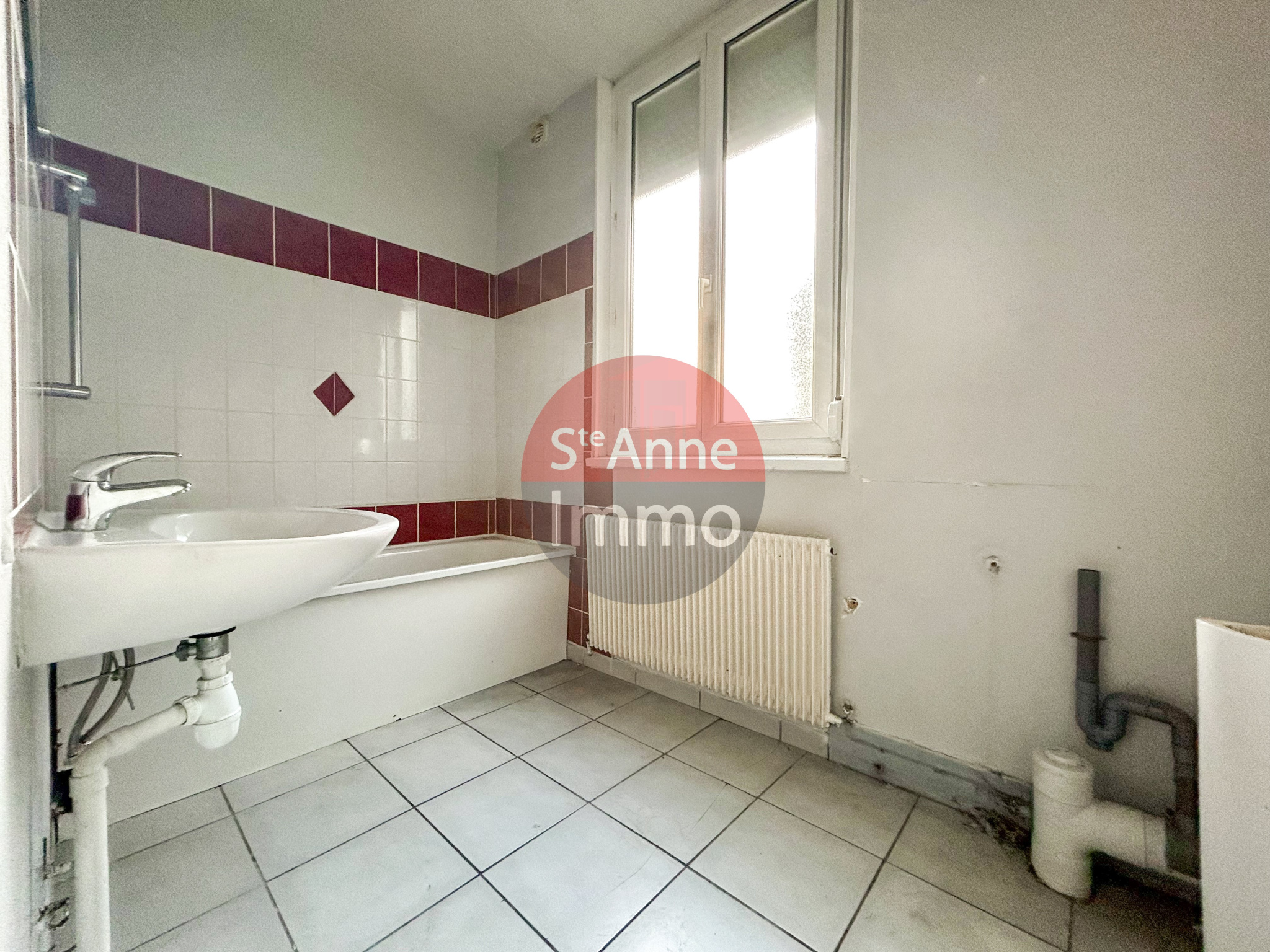 Immo80 – L'immobilier à Amiens et dans la Somme-ROYE – MAISON INDIVIDUELLE – ENSEMBLE IMMOBILIER – 5 CHAMBRES – COUR