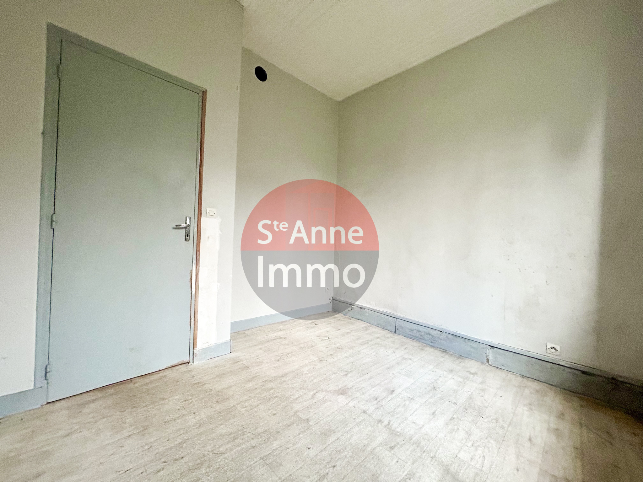 Immo80 – L'immobilier à Amiens et dans la Somme-ROYE – MAISON INDIVIDUELLE – ENSEMBLE IMMOBILIER – 5 CHAMBRES – COUR