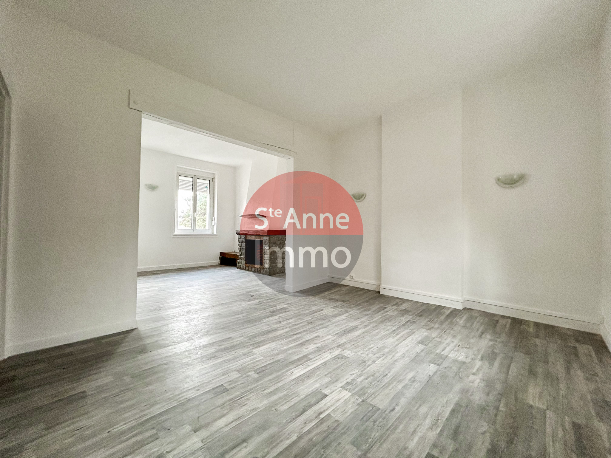 Immo80 – L'immobilier à Amiens et dans la Somme-ROYE – MAISON INDIVIDUELLE – ENSEMBLE IMMOBILIER – 5 CHAMBRES – COUR