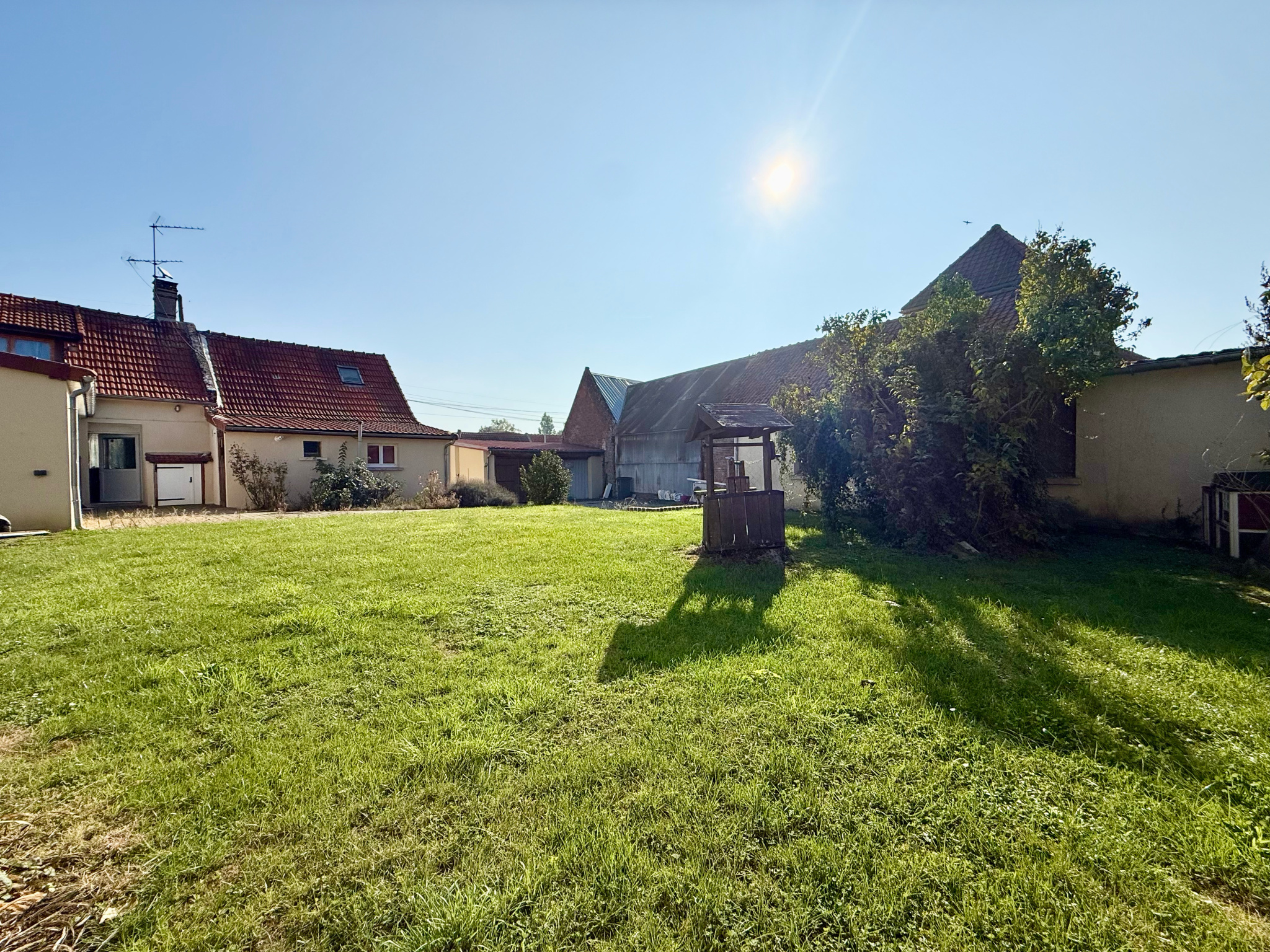 Immo80 – L'immobilier à Amiens et dans la Somme-LIGNIERES LES ROYE – MAISON DE VILLAGE – DOUBLE GARAGE – DEPENDANCES – JARDIN