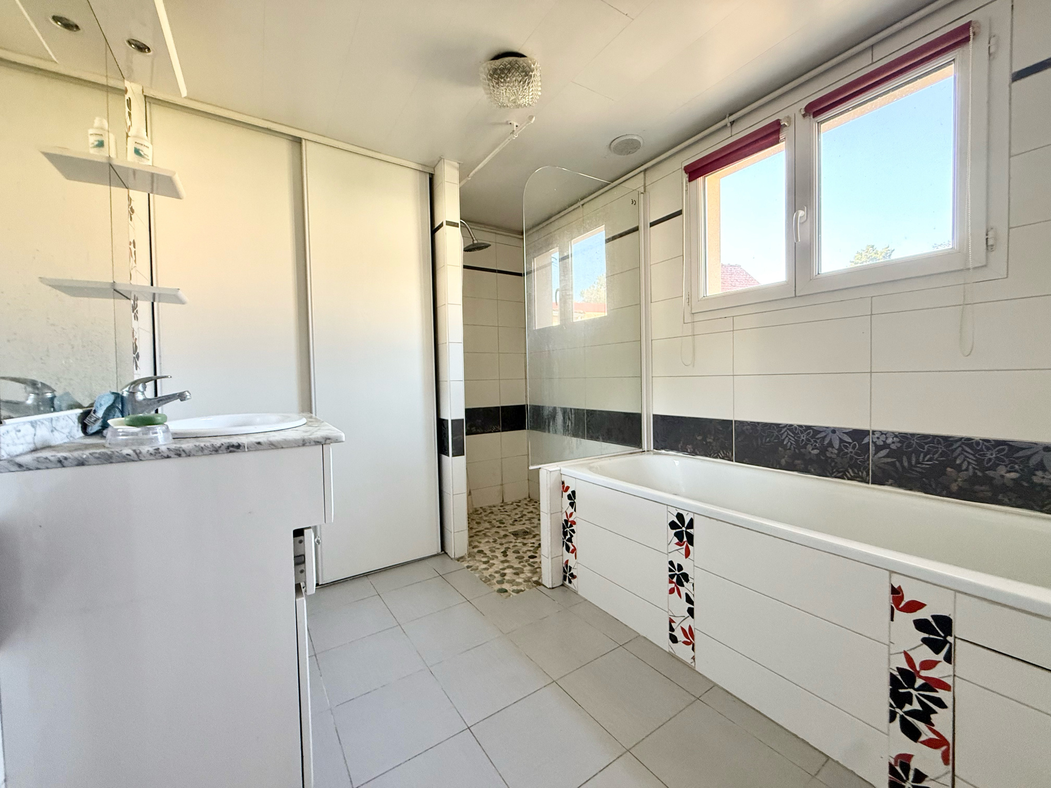 Immo80 – L'immobilier à Amiens et dans la Somme-LIGNIERES LES ROYE – MAISON DE VILLAGE – DOUBLE GARAGE – DEPENDANCES – JARDIN