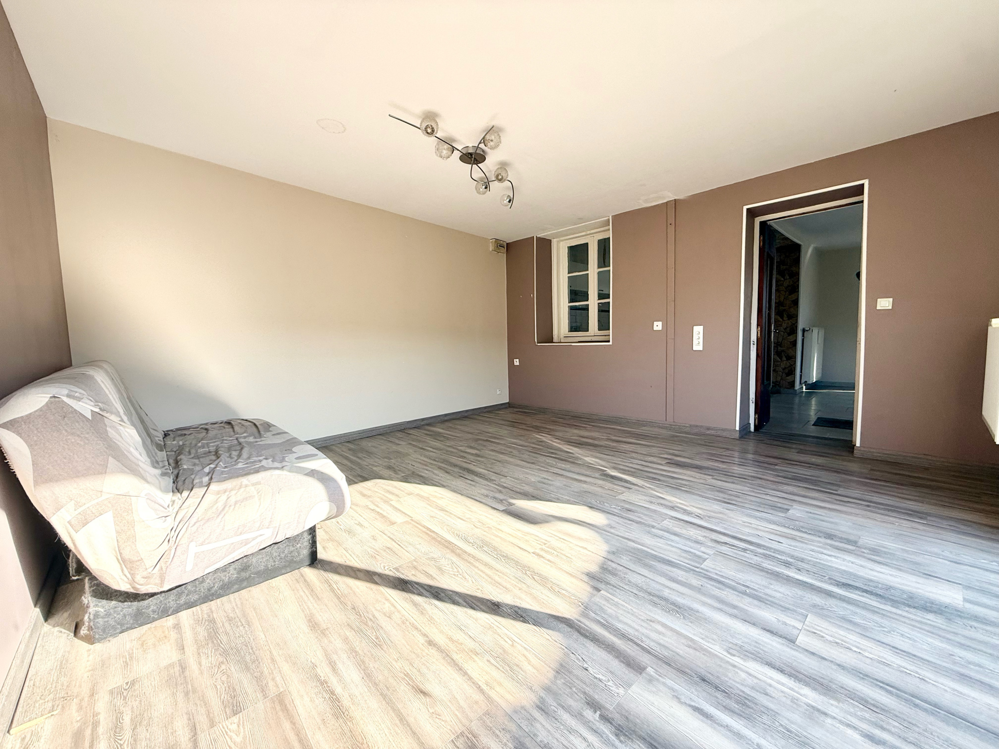 Immo80 – L'immobilier à Amiens et dans la Somme-LIGNIERES LES ROYE – MAISON DE VILLAGE – DOUBLE GARAGE – DEPENDANCES – JARDIN