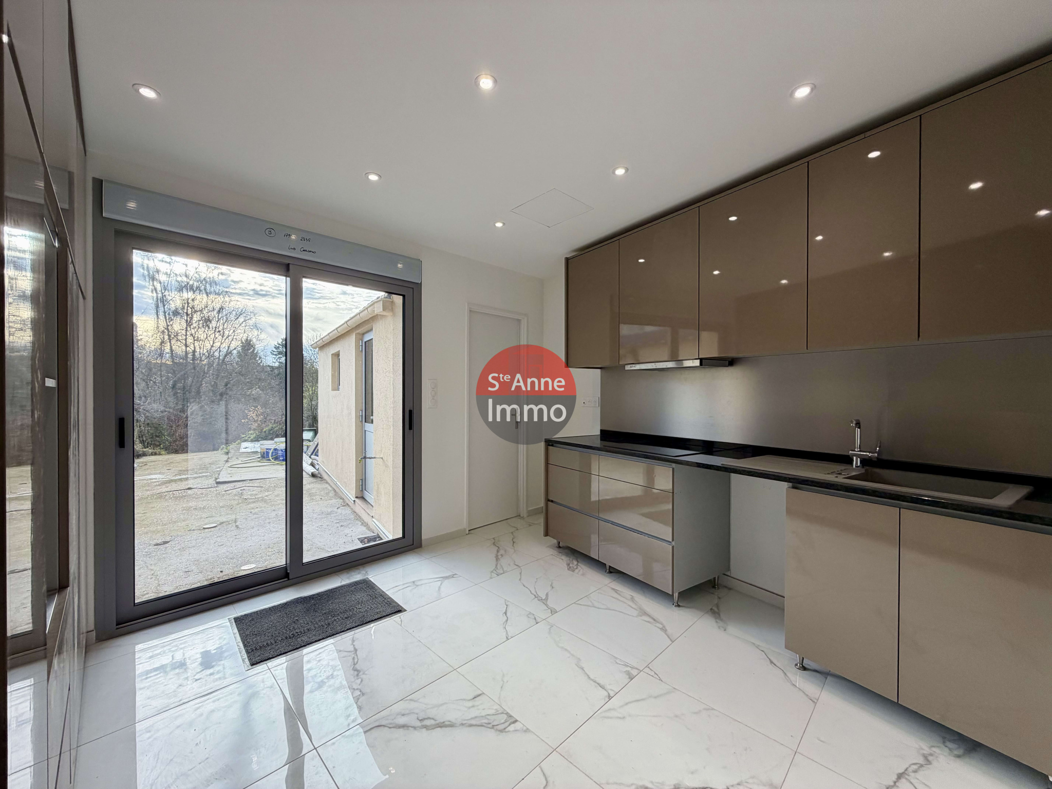 Immo80 – L'immobilier à Amiens et dans la Somme-AMIENS – ROUTE D&rsquo;ABBEVILLE – MAISON SEMI-MITOYENNE – 3 CHAMBRES – JARDIN – TERRASSE – GARAGE