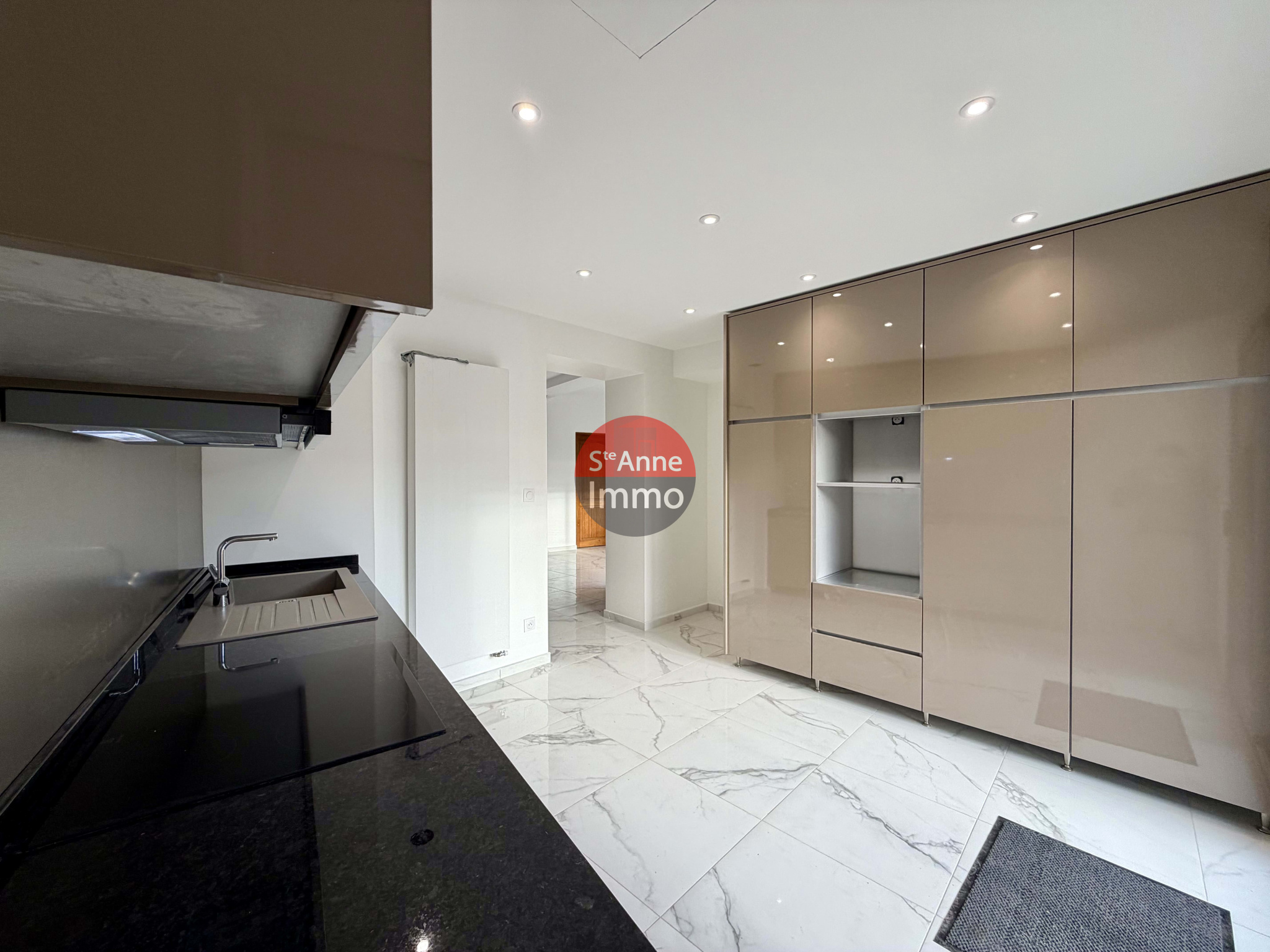 Immo80 – L'immobilier à Amiens et dans la Somme-AMIENS – ROUTE D&rsquo;ABBEVILLE – MAISON SEMI-MITOYENNE – 3 CHAMBRES – JARDIN – TERRASSE – GARAGE