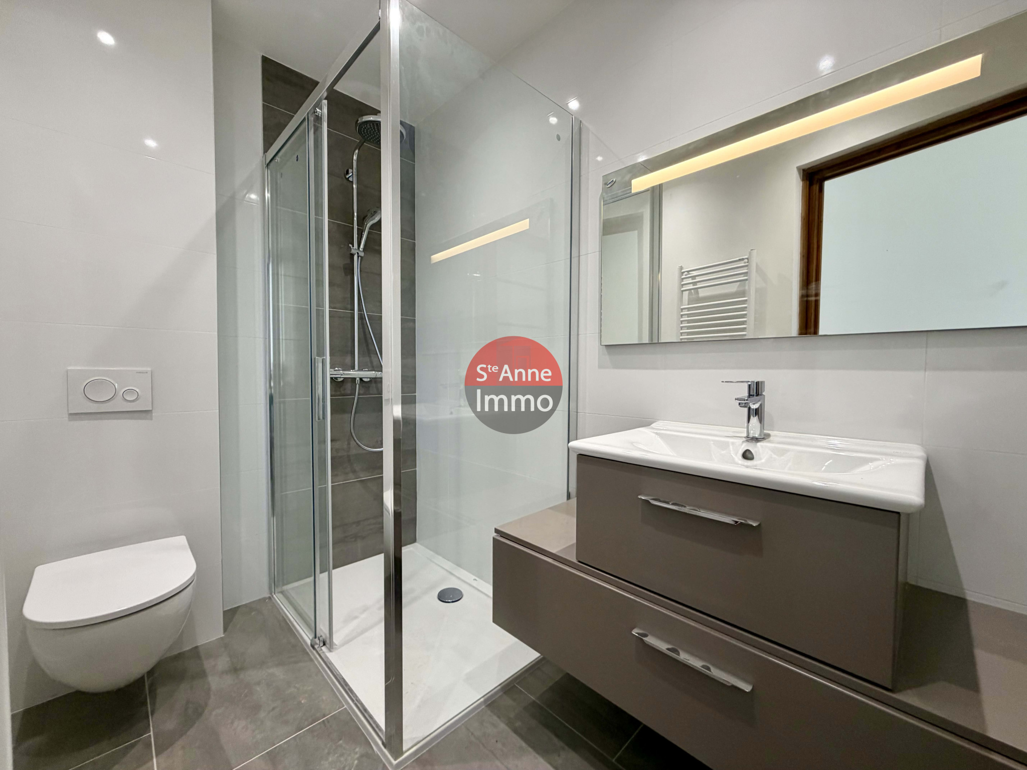 Immo80 – L'immobilier à Amiens et dans la Somme-AMIENS – ROUTE D&rsquo;ABBEVILLE – MAISON SEMI-MITOYENNE – 3 CHAMBRES – JARDIN – TERRASSE – GARAGE