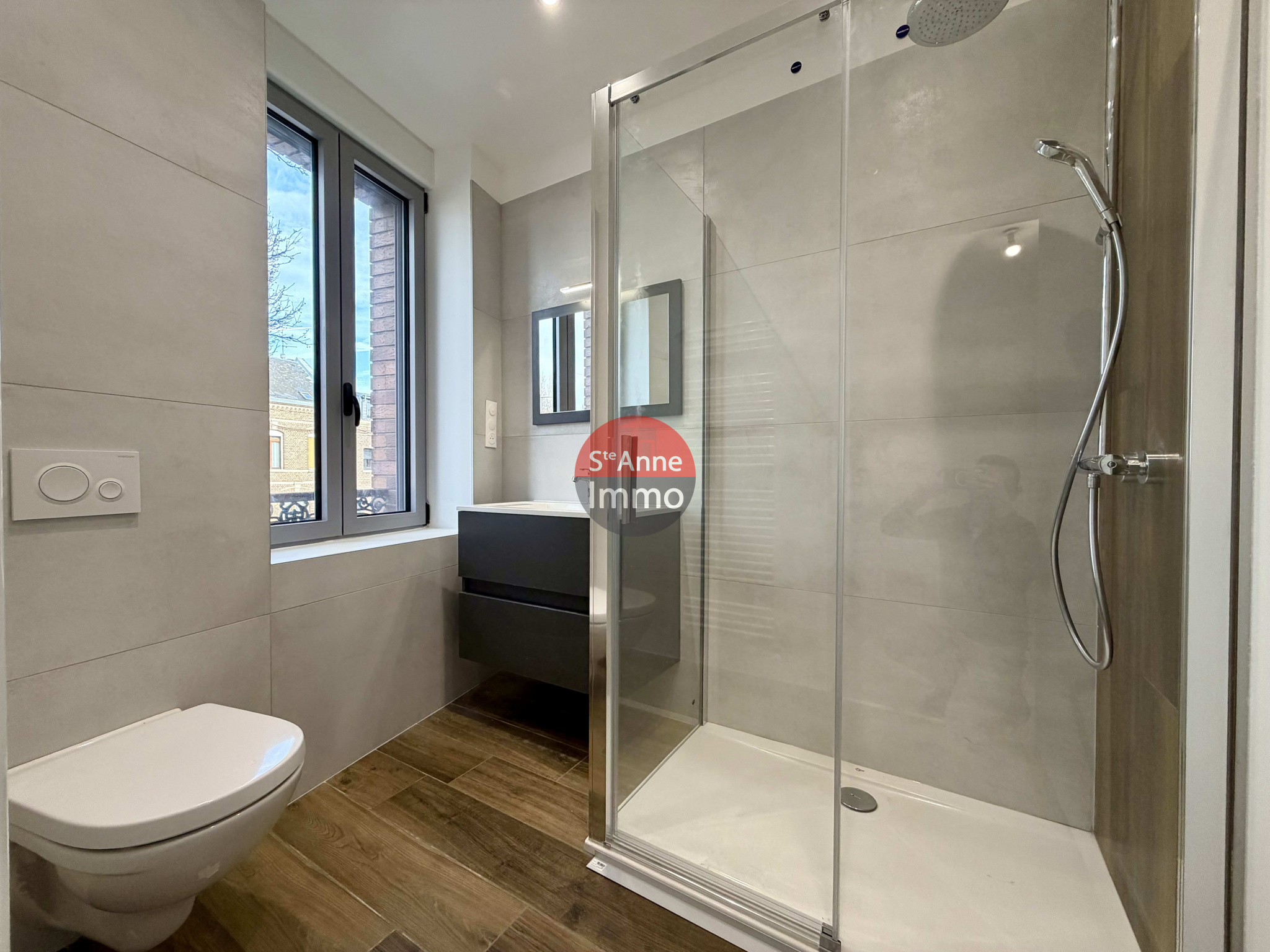 Immo80 – L'immobilier à Amiens et dans la Somme-AMIENS – ROUTE D&rsquo;ABBEVILLE – MAISON SEMI-MITOYENNE – 3 CHAMBRES – JARDIN – TERRASSE – GARAGE