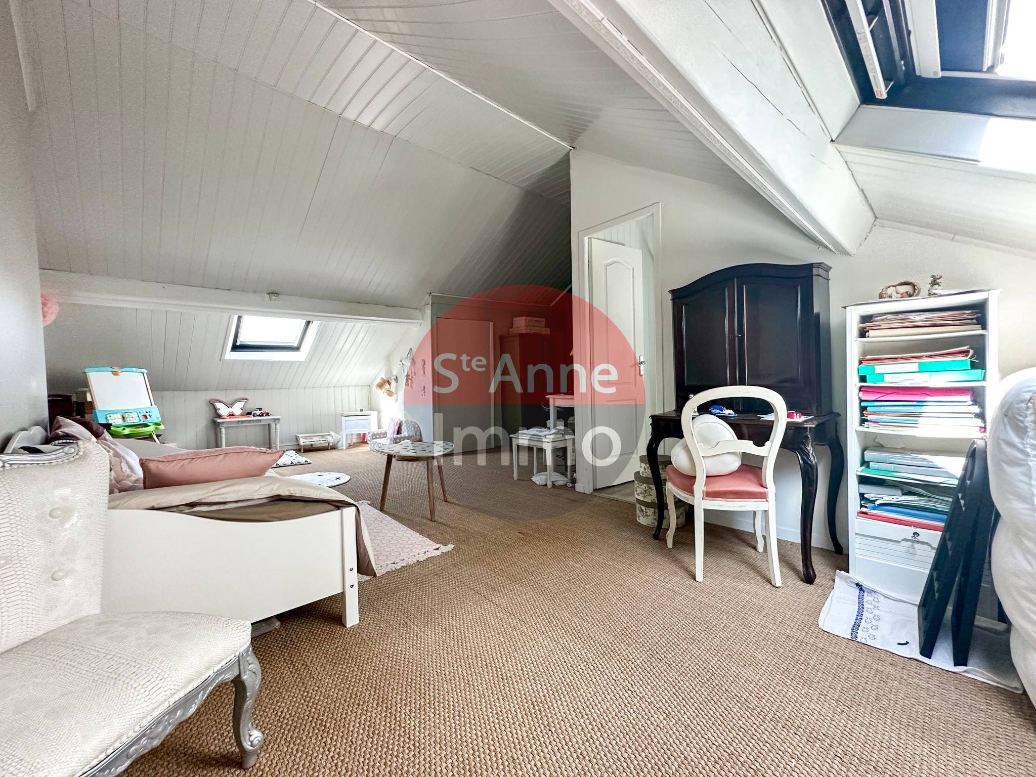 Immo80 – L'immobilier à Amiens et dans la Somme-ROYE – MAISON SEMI-MITOYENNE – 3 CHAMBRES – JARDIN – TERRASSE – CAVE
