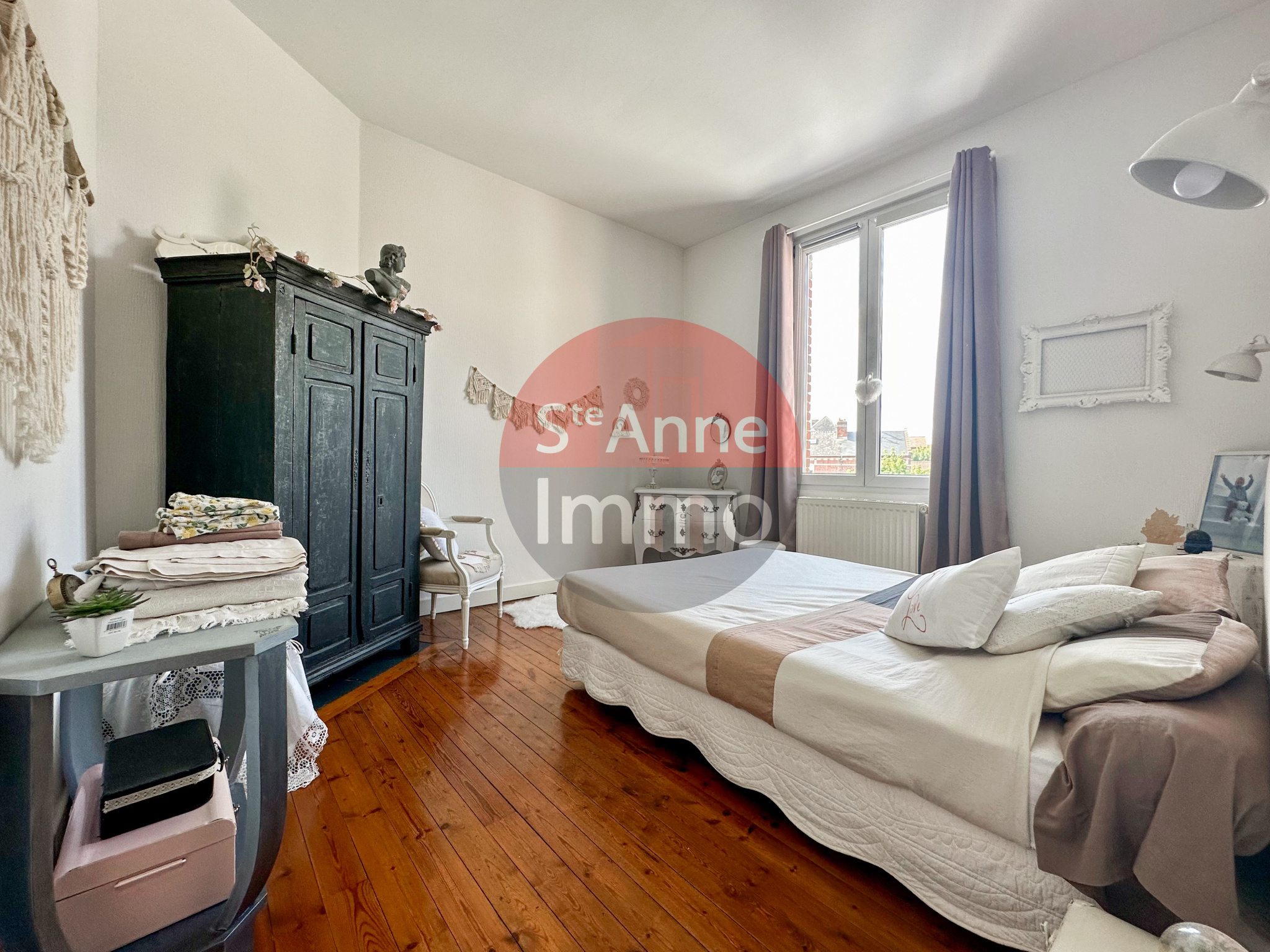 Immo80 – L'immobilier à Amiens et dans la Somme-ROYE – MAISON SEMI-MITOYENNE – 3 CHAMBRES – JARDIN – TERRASSE – CAVE