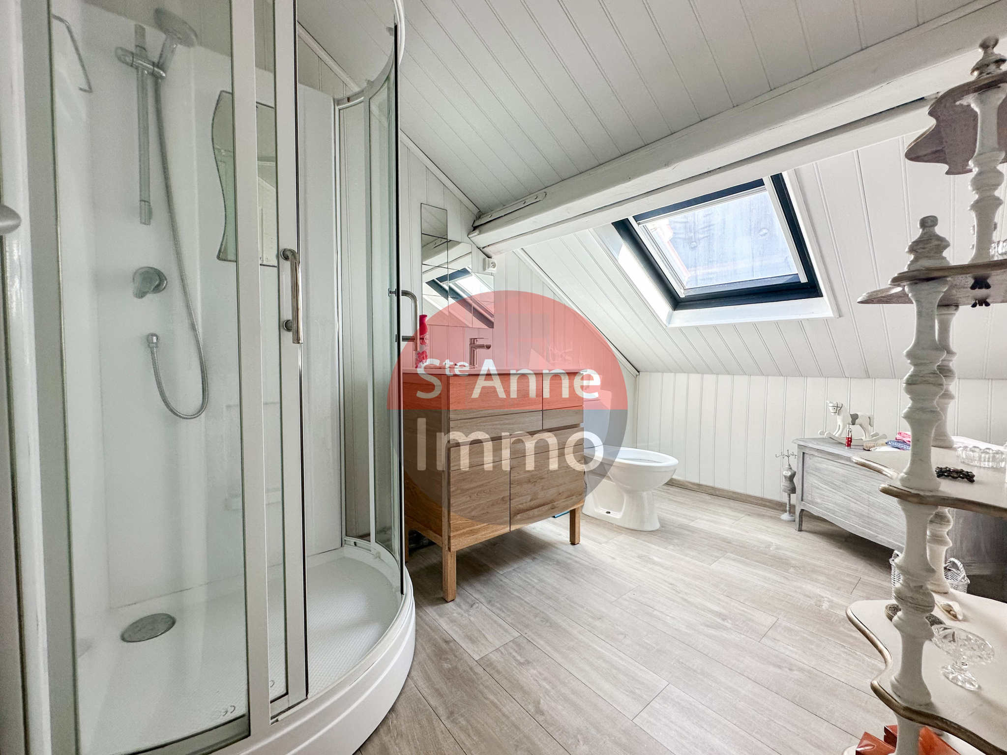 Immo80 – L'immobilier à Amiens et dans la Somme-ROYE – MAISON SEMI-MITOYENNE – 3 CHAMBRES – JARDIN – TERRASSE – CAVE