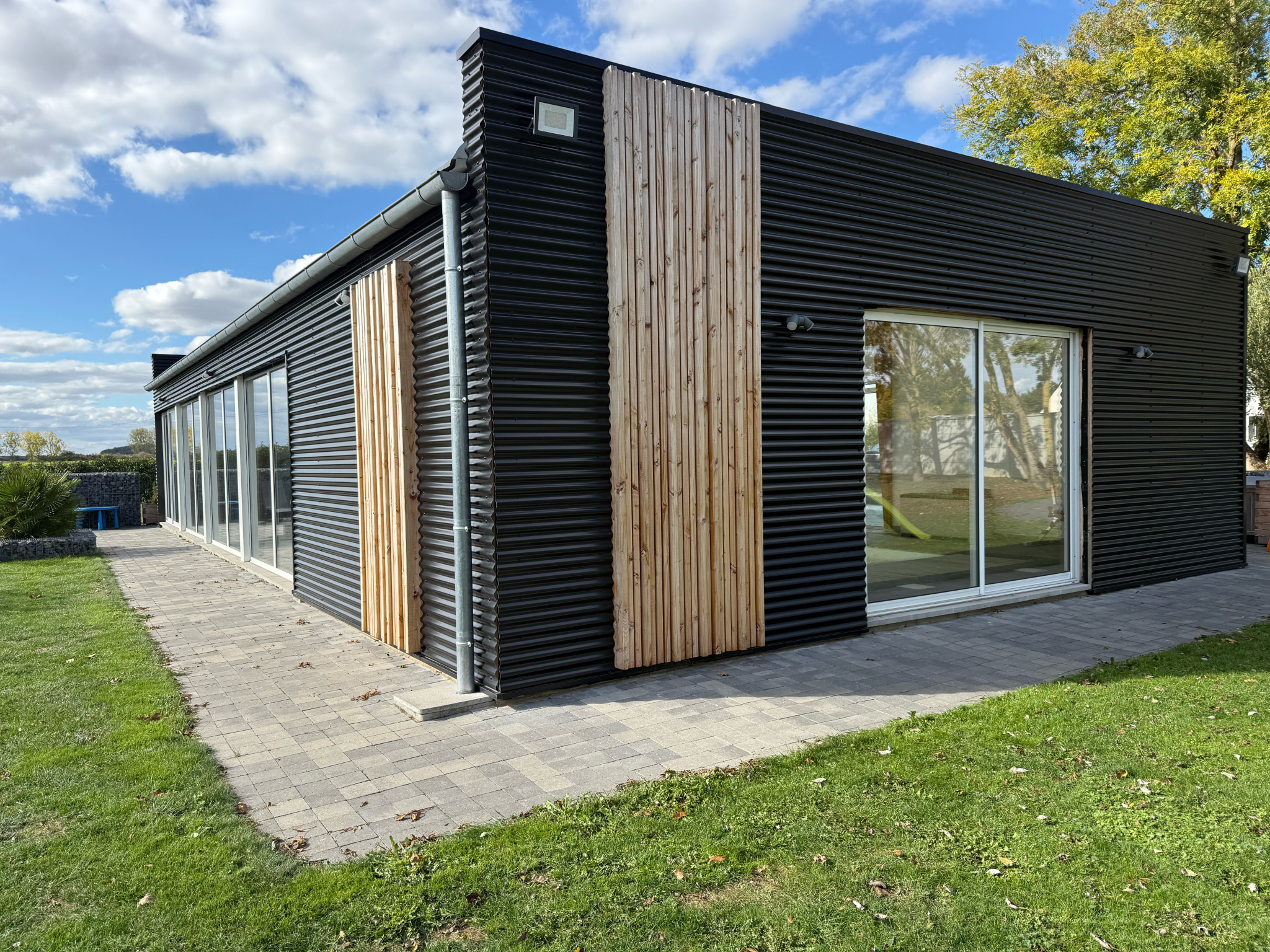 Immo80 – L'immobilier à Amiens et dans la Somme-HANGEST-EN-SANTERRE – MAISON D’ARCHITECTE CONTEMPORAINE – 155m2 – PLAIN PIED – 4 CHAMBRES – TERRASSE – JARDIN