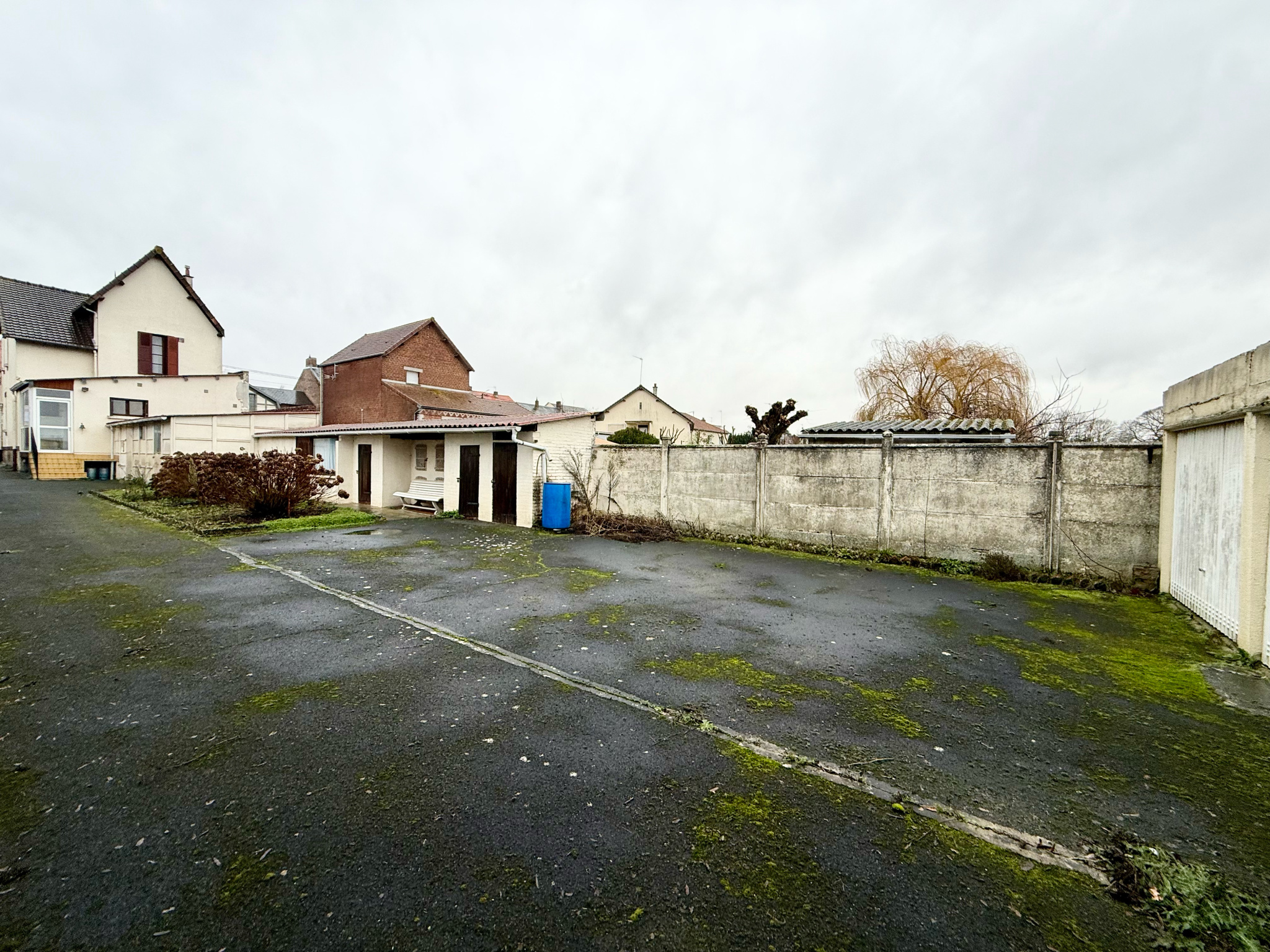 Immo80 – L'immobilier à Amiens et dans la Somme-CHAULNES – MAISON DE MAITRE – 2 CHAMBRES – DEPENDANCES – JARDIN – PATURE