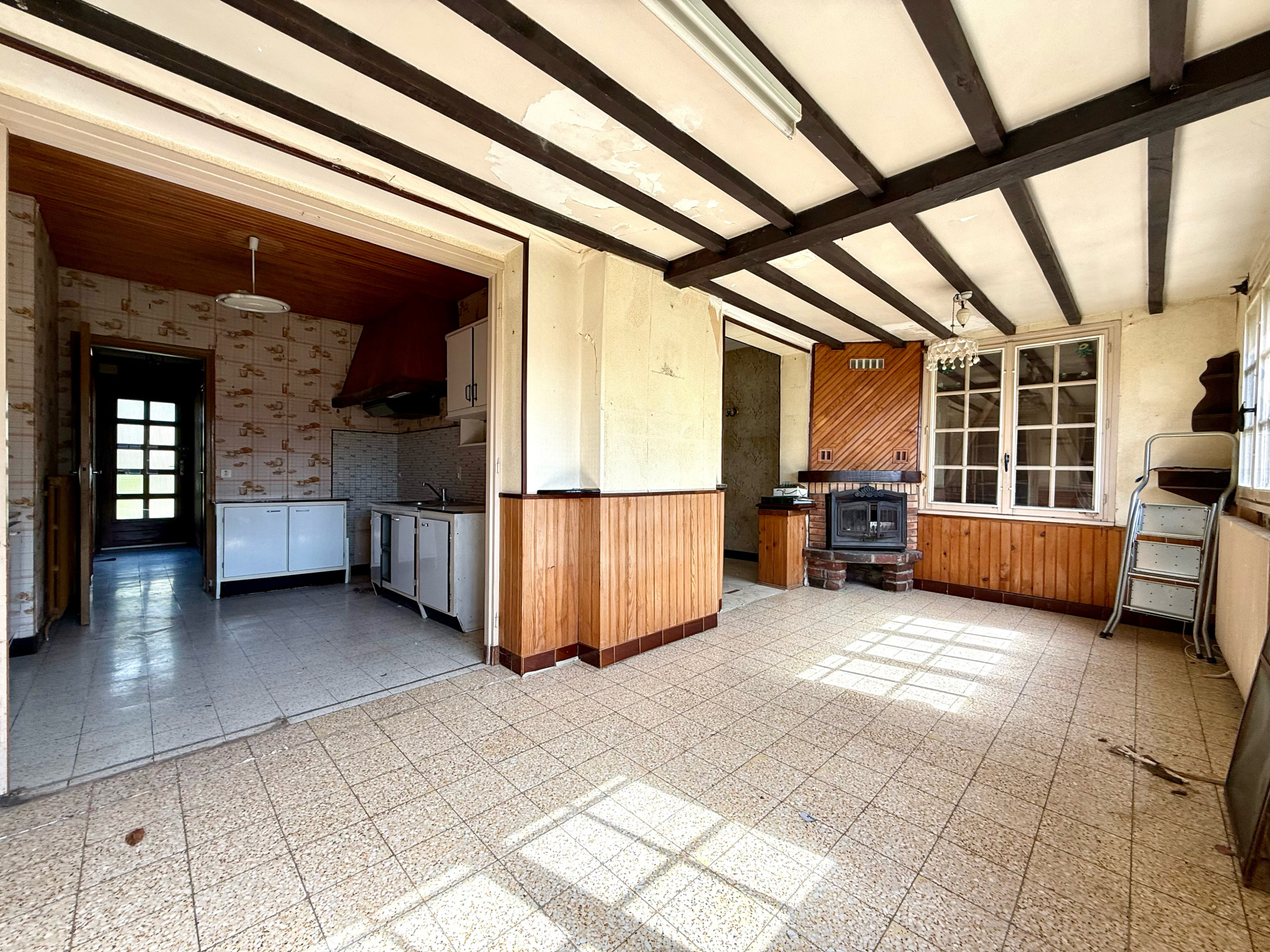Immo80 – L'immobilier à Amiens et dans la Somme-CAIX – PAVILLON INDIVIDUEL DE PLAIN PIED – 2 CHAMBRES – GRENIER A AMENAGER – CAVE – JARDIN – GARAGE – TRAVAUX