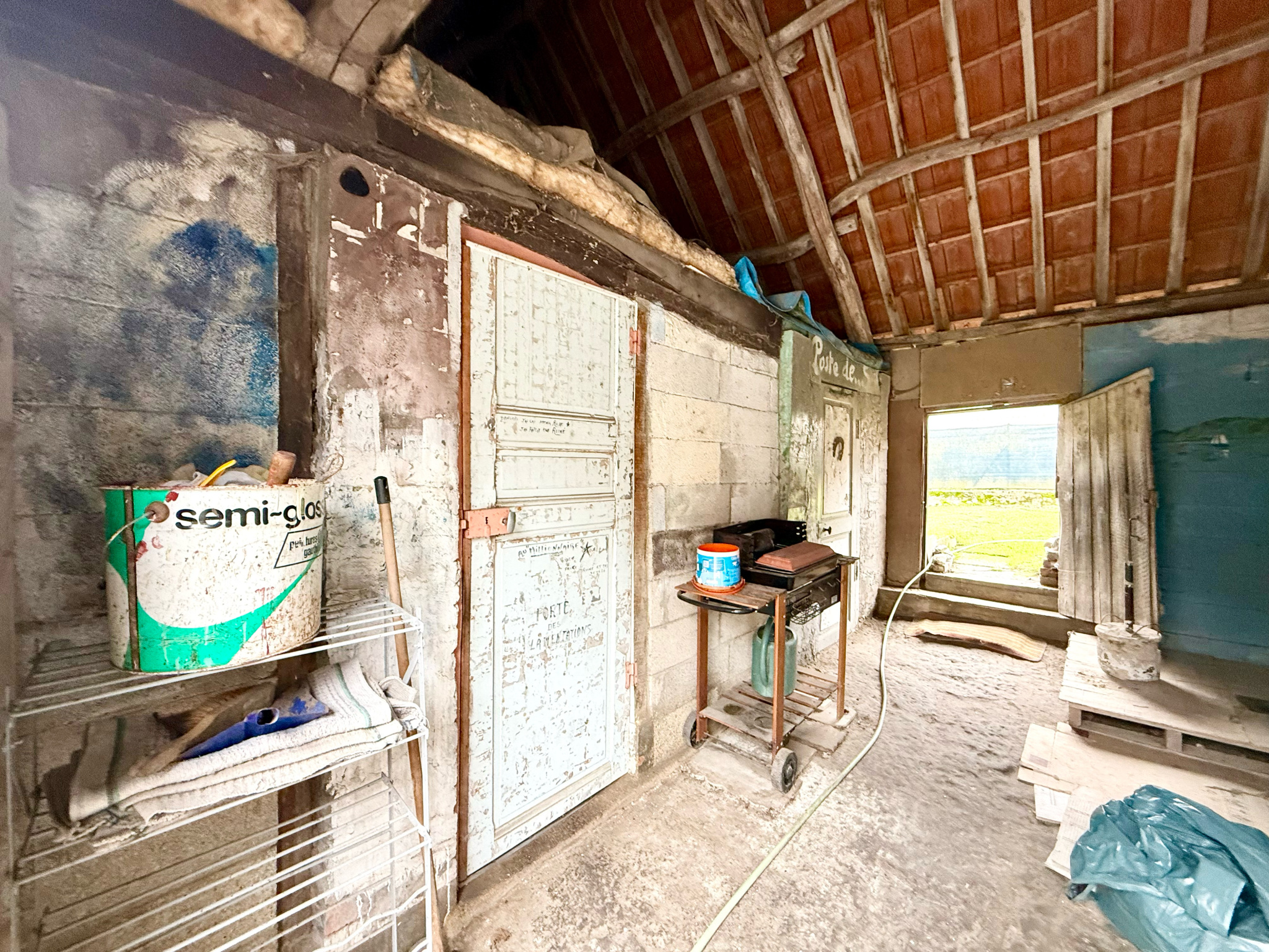 Immo80 – L'immobilier à Amiens et dans la Somme-DAVENESCOURT – MAISON MITOYENNE – 2 CHAMBRES – DEPENDANCES – JARDIN CLOS ET ARBORE