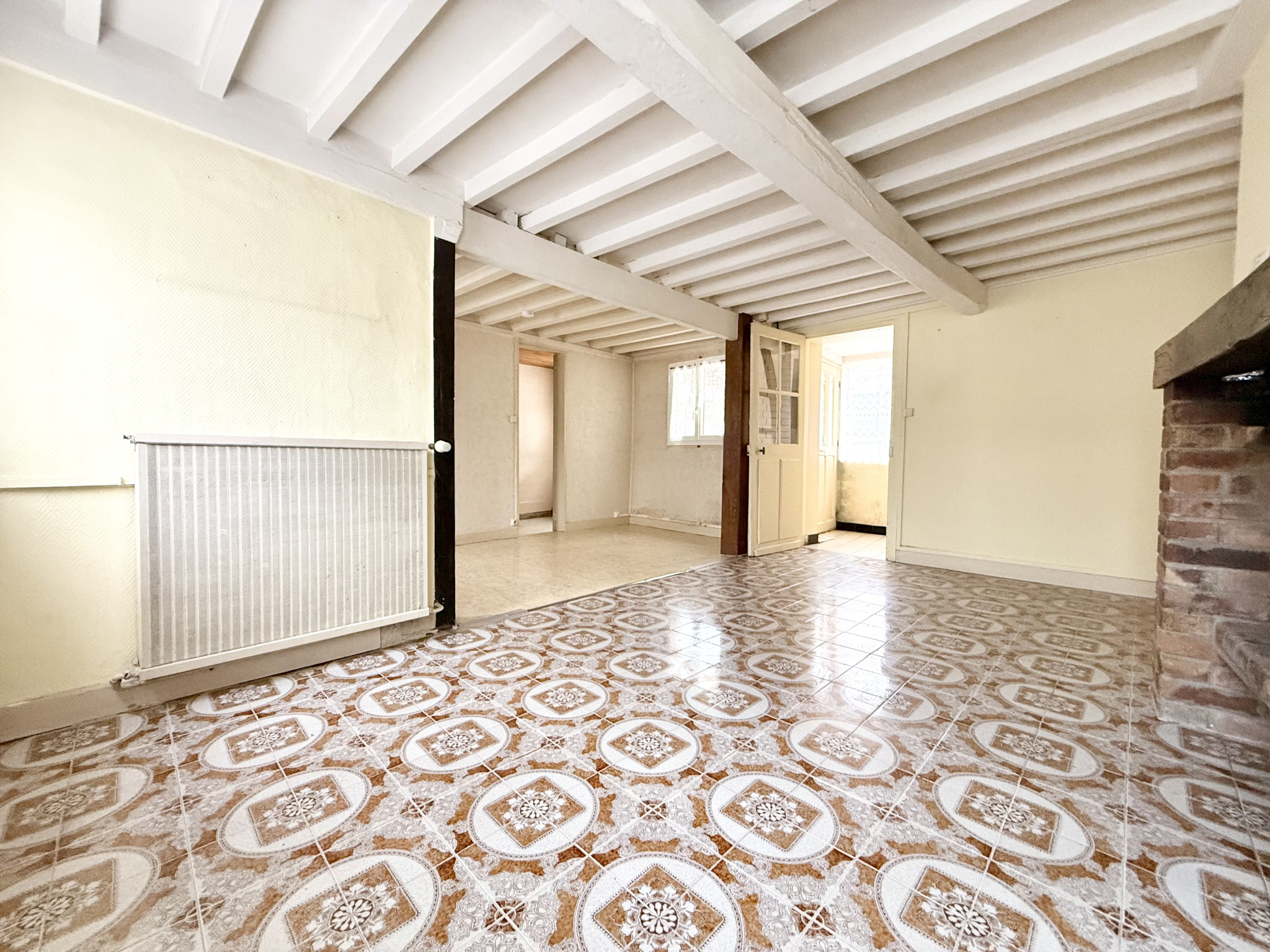 Immo80 – L'immobilier à Amiens et dans la Somme-DAVENESCOURT – MAISON MITOYENNE – 2 CHAMBRES – DEPENDANCES – JARDIN CLOS ET ARBORE