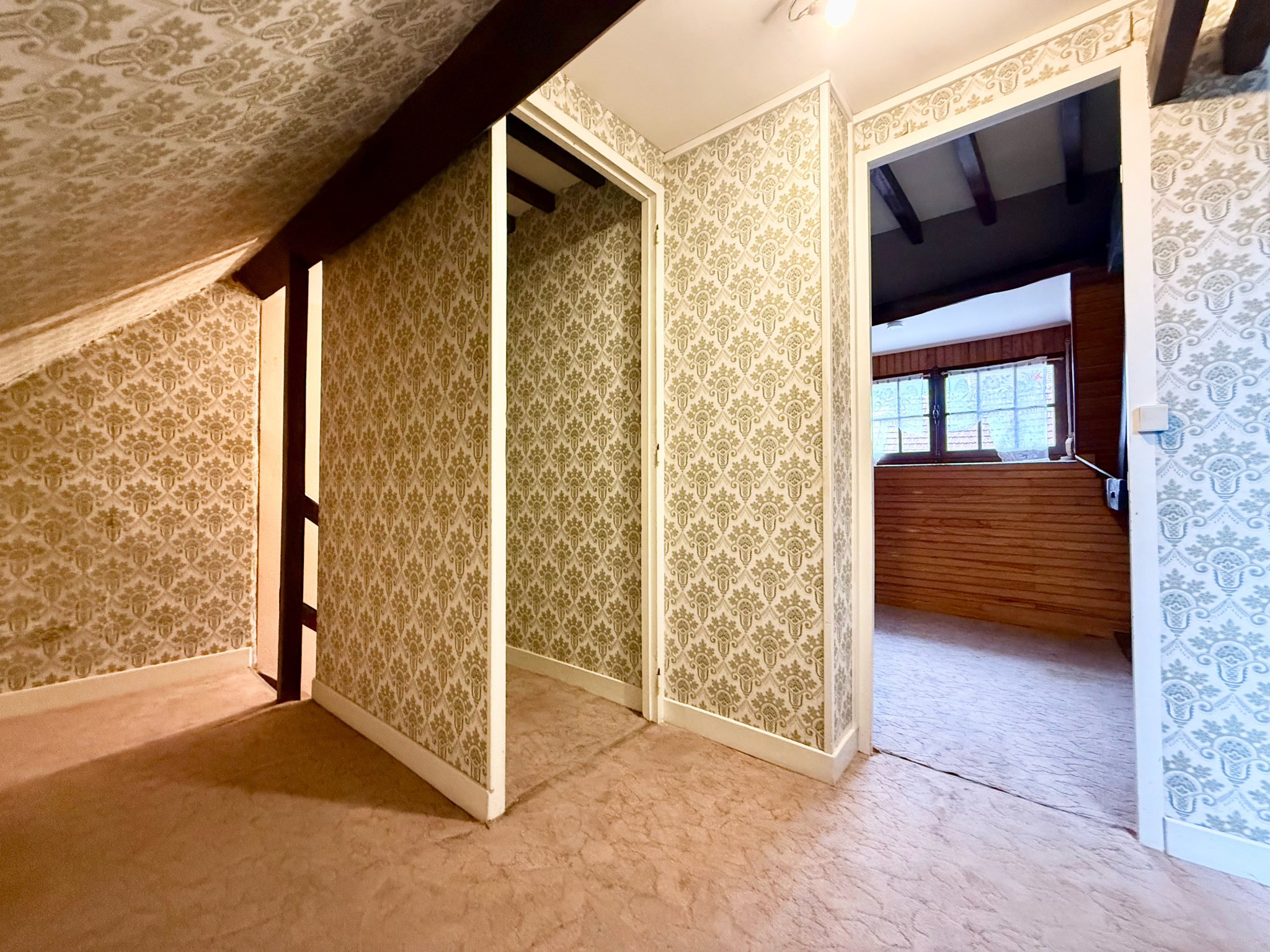 Immo80 – L'immobilier à Amiens et dans la Somme-DAVENESCOURT – MAISON MITOYENNE – 2 CHAMBRES – DEPENDANCES – JARDIN CLOS ET ARBORE