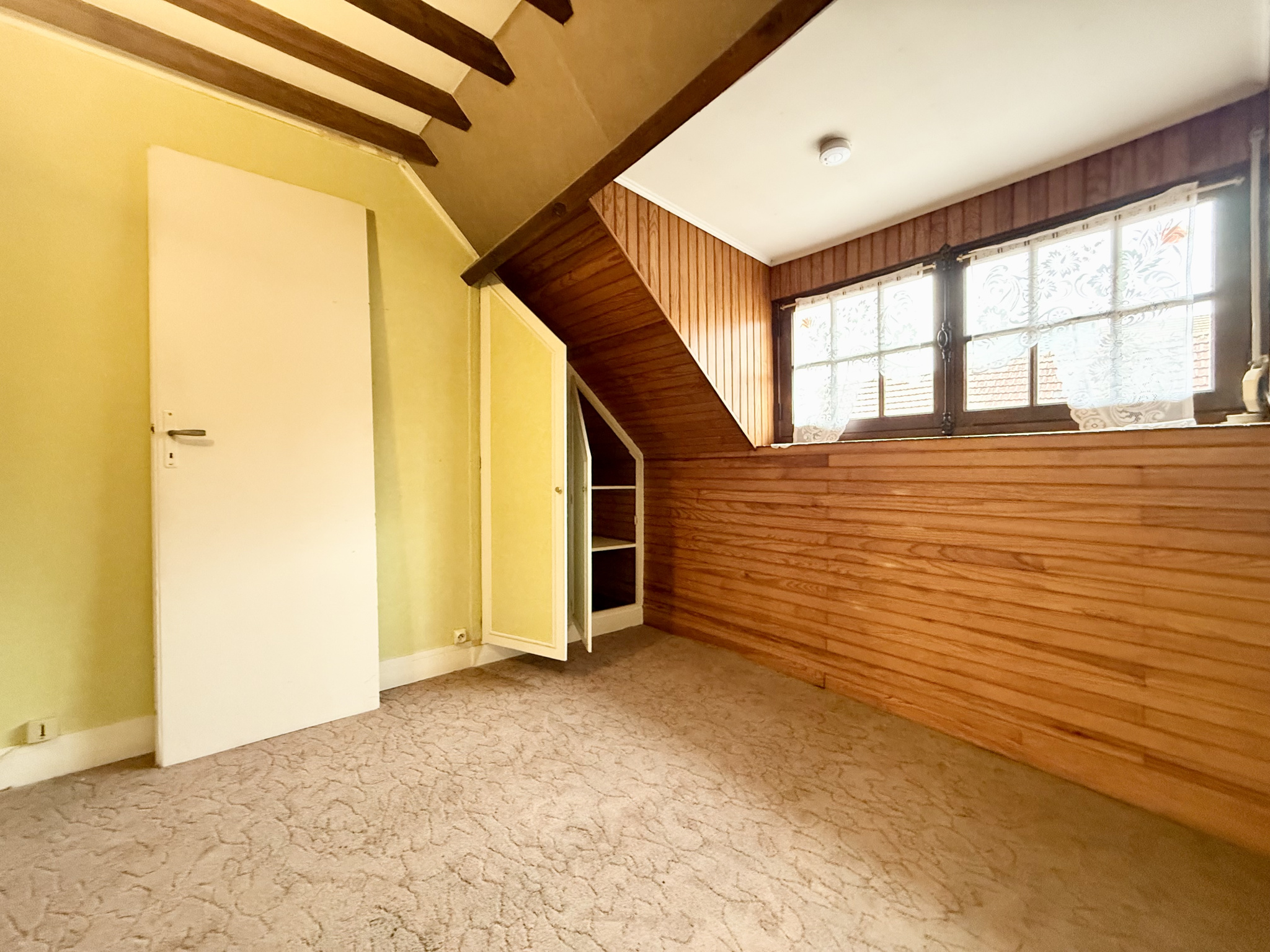 Immo80 – L'immobilier à Amiens et dans la Somme-DAVENESCOURT – MAISON MITOYENNE – 2 CHAMBRES – DEPENDANCES – JARDIN CLOS ET ARBORE