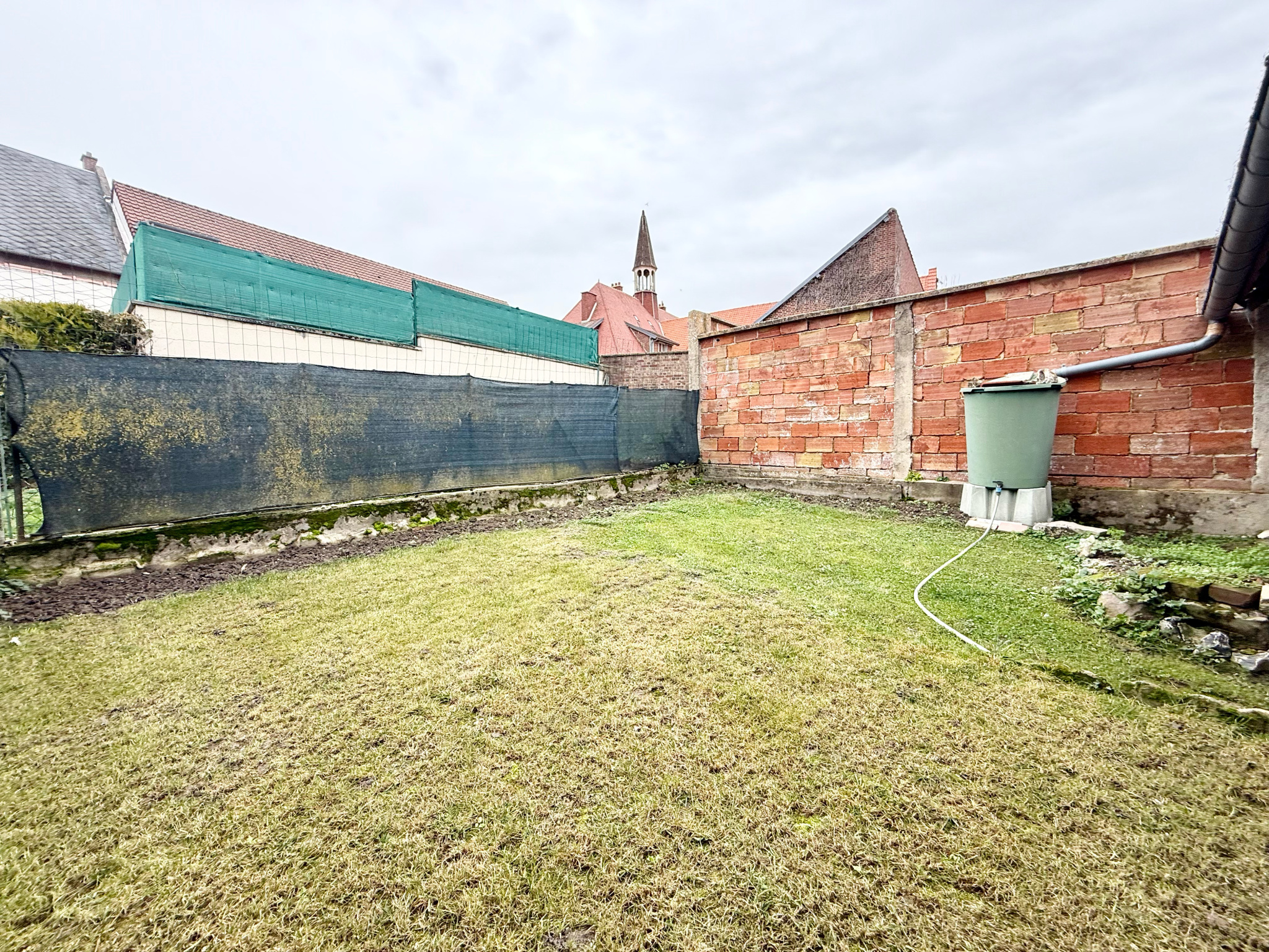 Immo80 – L'immobilier à Amiens et dans la Somme-DAVENESCOURT – MAISON MITOYENNE – 2 CHAMBRES – DEPENDANCES – JARDIN CLOS ET ARBORE