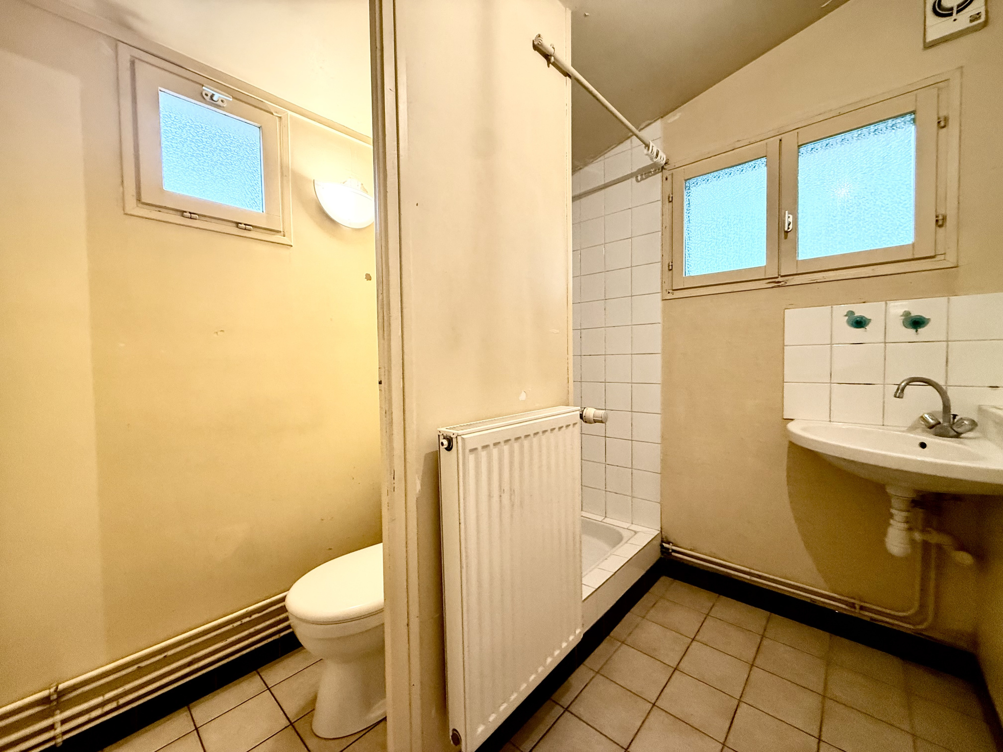 Immo80 – L'immobilier à Amiens et dans la Somme-DAVENESCOURT – MAISON MITOYENNE – 2 CHAMBRES – DEPENDANCES – JARDIN CLOS ET ARBORE