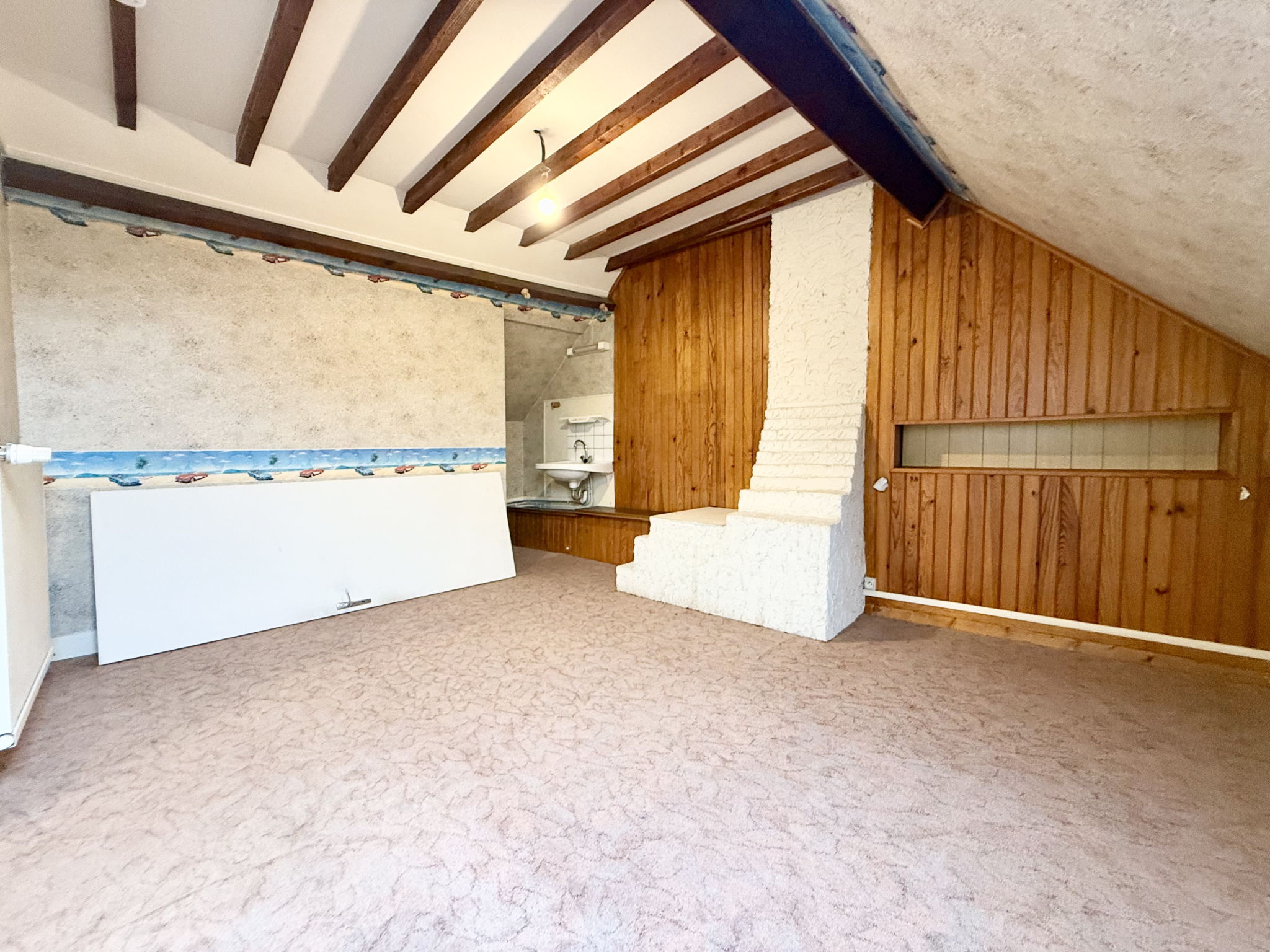 Immo80 – L'immobilier à Amiens et dans la Somme-DAVENESCOURT – MAISON MITOYENNE – 2 CHAMBRES – DEPENDANCES – JARDIN CLOS ET ARBORE