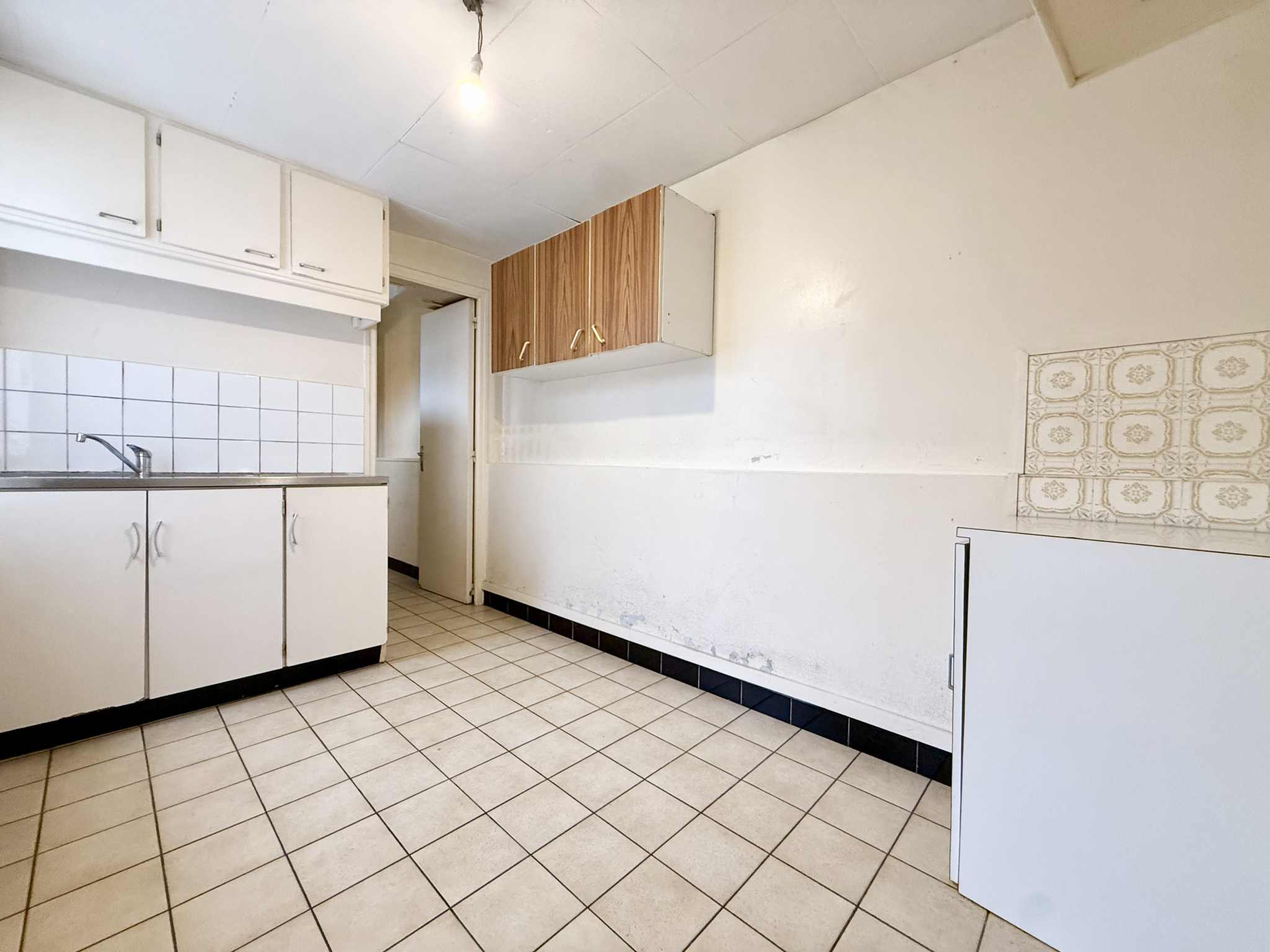 Immo80 – L'immobilier à Amiens et dans la Somme-DAVENESCOURT – MAISON MITOYENNE – 2 CHAMBRES – DEPENDANCES – JARDIN CLOS ET ARBORE