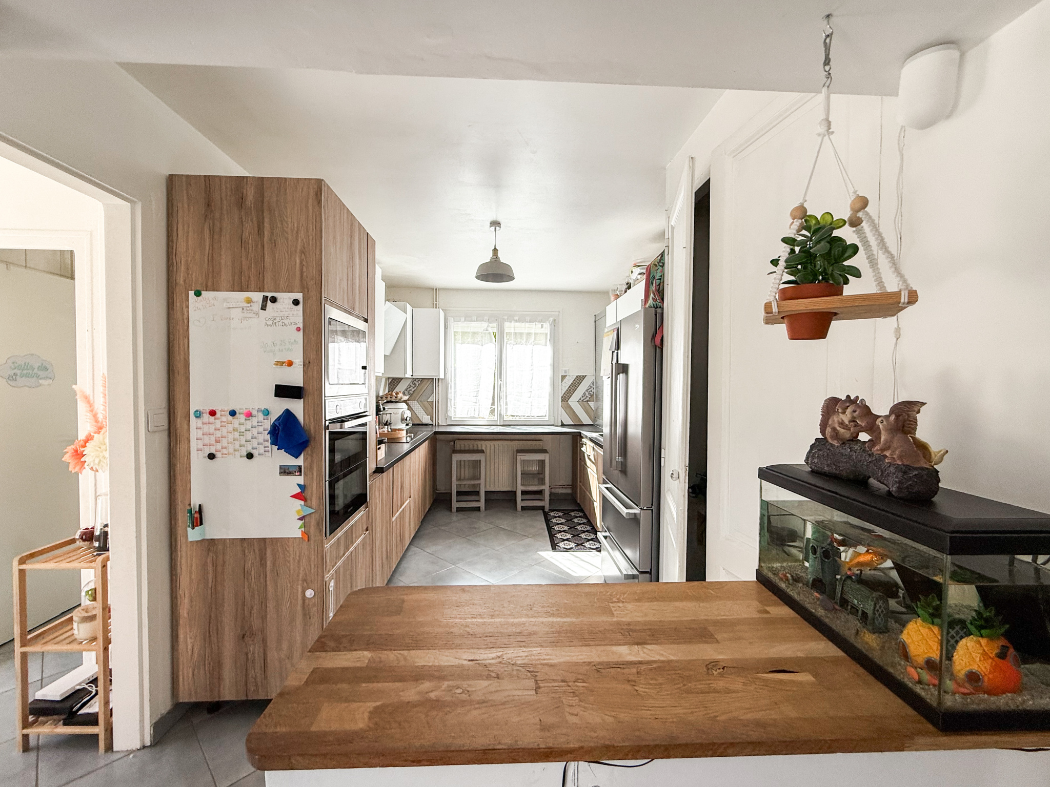 Immo80 – L'immobilier à Amiens et dans la Somme-MONTIDIDIER – MAISON SEMI-MITOYENNE – 3 CHAMBRES – JARDIN – TERRASSE – CAVE – DOUBLE GARAGE – DEPENDANCE
