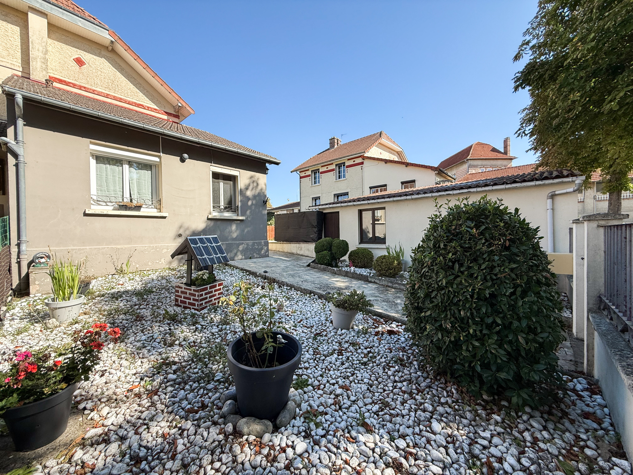 Immo80 – L'immobilier à Amiens et dans la Somme-MONTIDIDIER – MAISON SEMI-MITOYENNE – 3 CHAMBRES – JARDIN – TERRASSE – CAVE – DOUBLE GARAGE – DEPENDANCE