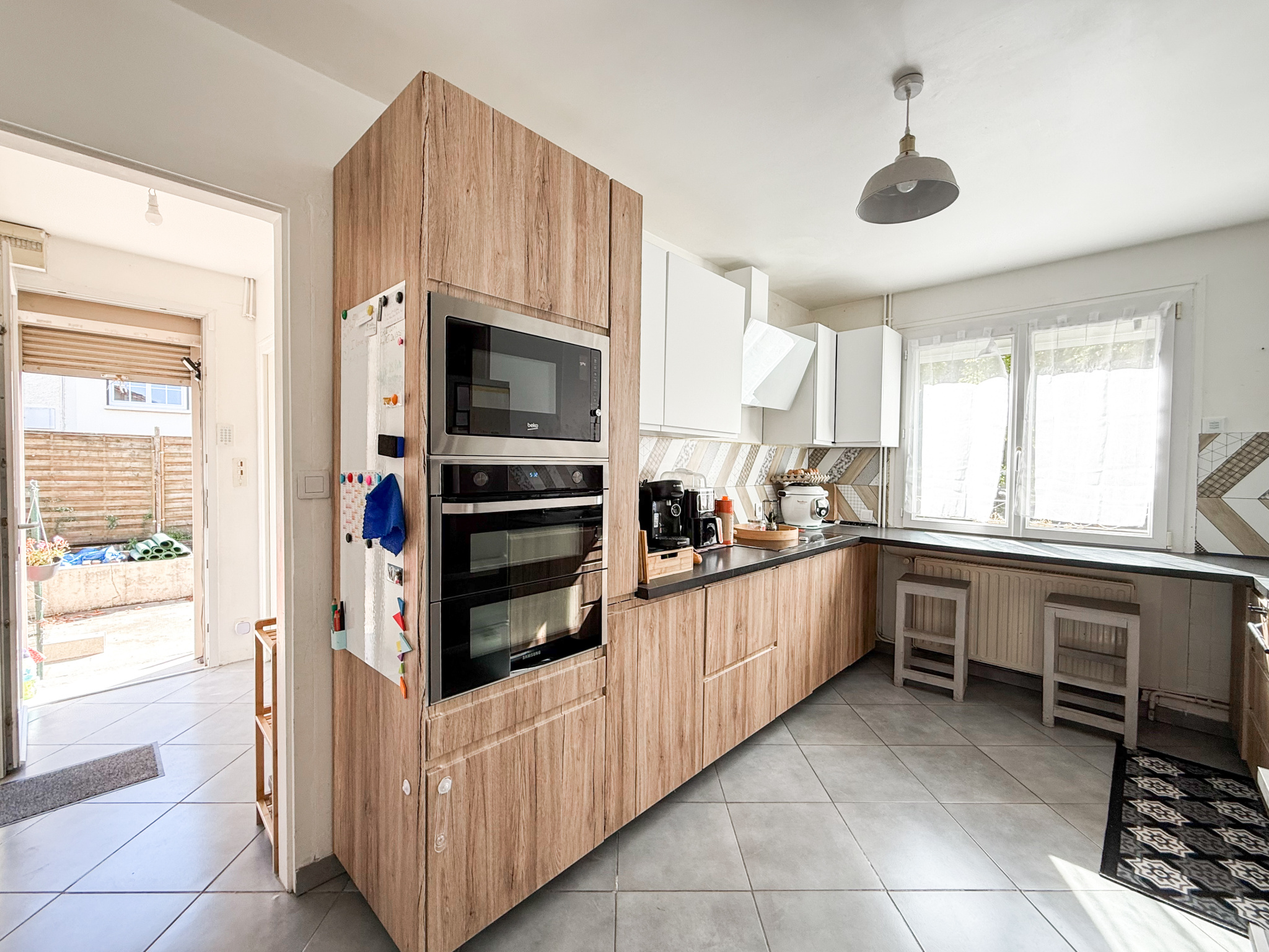 Immo80 – L'immobilier à Amiens et dans la Somme-MONTIDIDIER – MAISON SEMI-MITOYENNE – 3 CHAMBRES – JARDIN – TERRASSE – CAVE – DOUBLE GARAGE – DEPENDANCE