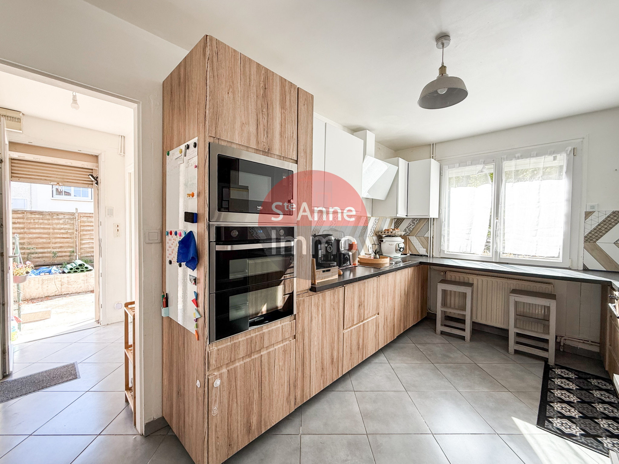 Immo80 – L'immobilier à Amiens et dans la Somme-MONTIDIDIER – MAISON SEMI-MITOYENNE – 3 CHAMBRES – JARDIN – TERRASSE – CAVE – DOUBLE GARAGE – DEPENDANCE