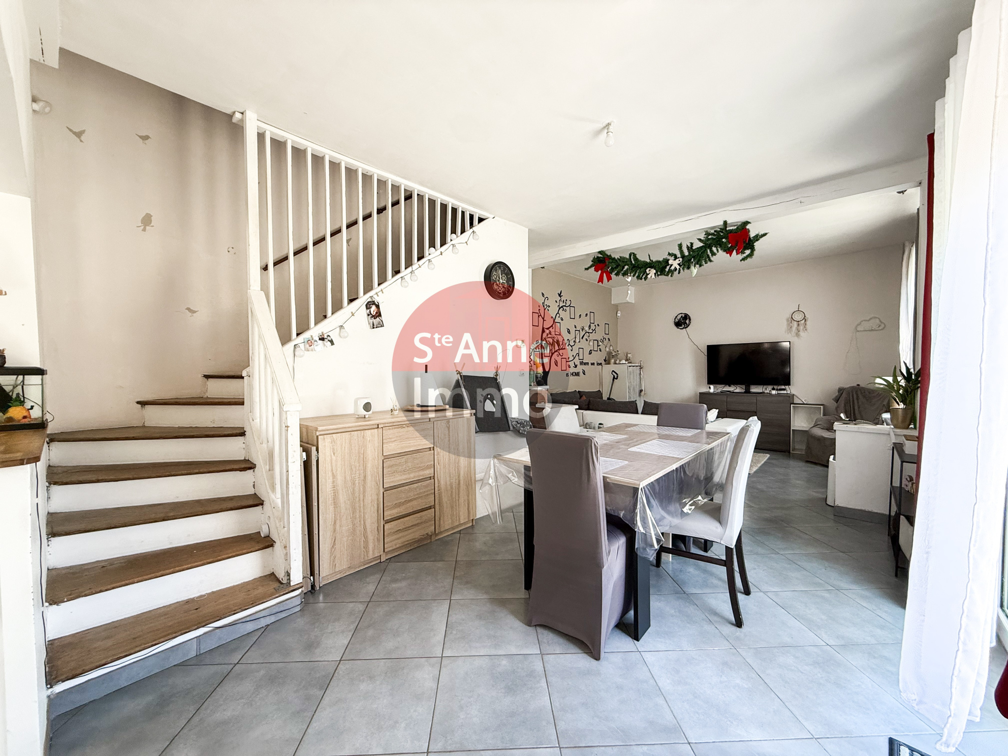 Immo80 – L'immobilier à Amiens et dans la Somme-MONTIDIDIER – MAISON SEMI-MITOYENNE – 3 CHAMBRES – JARDIN – TERRASSE – CAVE – DOUBLE GARAGE – DEPENDANCE