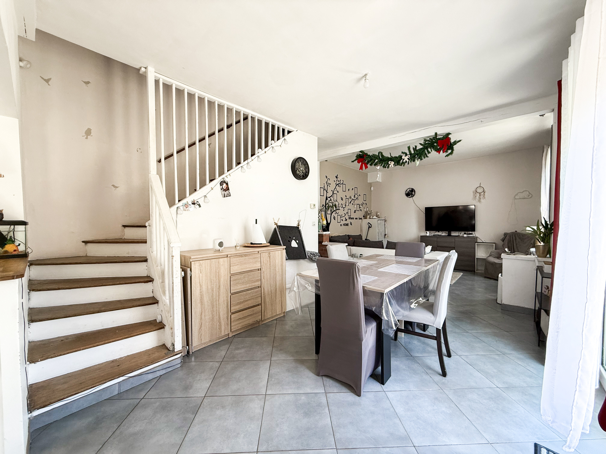 Immo80 – L'immobilier à Amiens et dans la Somme-MONTIDIDIER – MAISON SEMI-MITOYENNE – 3 CHAMBRES – JARDIN – TERRASSE – CAVE – DOUBLE GARAGE – DEPENDANCE