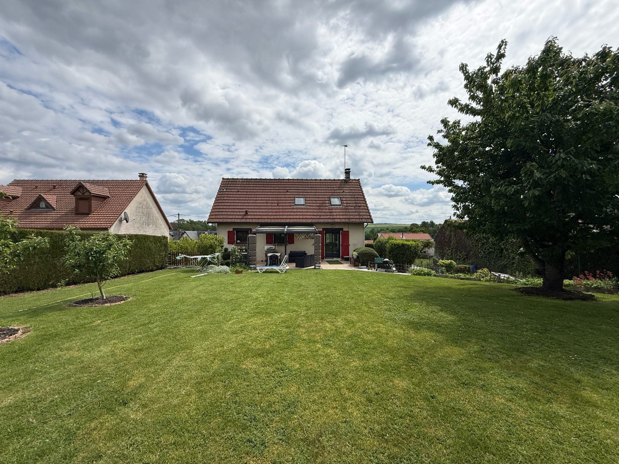 Immo80 – L'immobilier à Amiens et dans la Somme-DOMART SUR LA LUCE – PAVILLON INDIVIDUEL SUR SOUS SOL COMPLET AVEC ETAGE – GARAGE – JARDIN