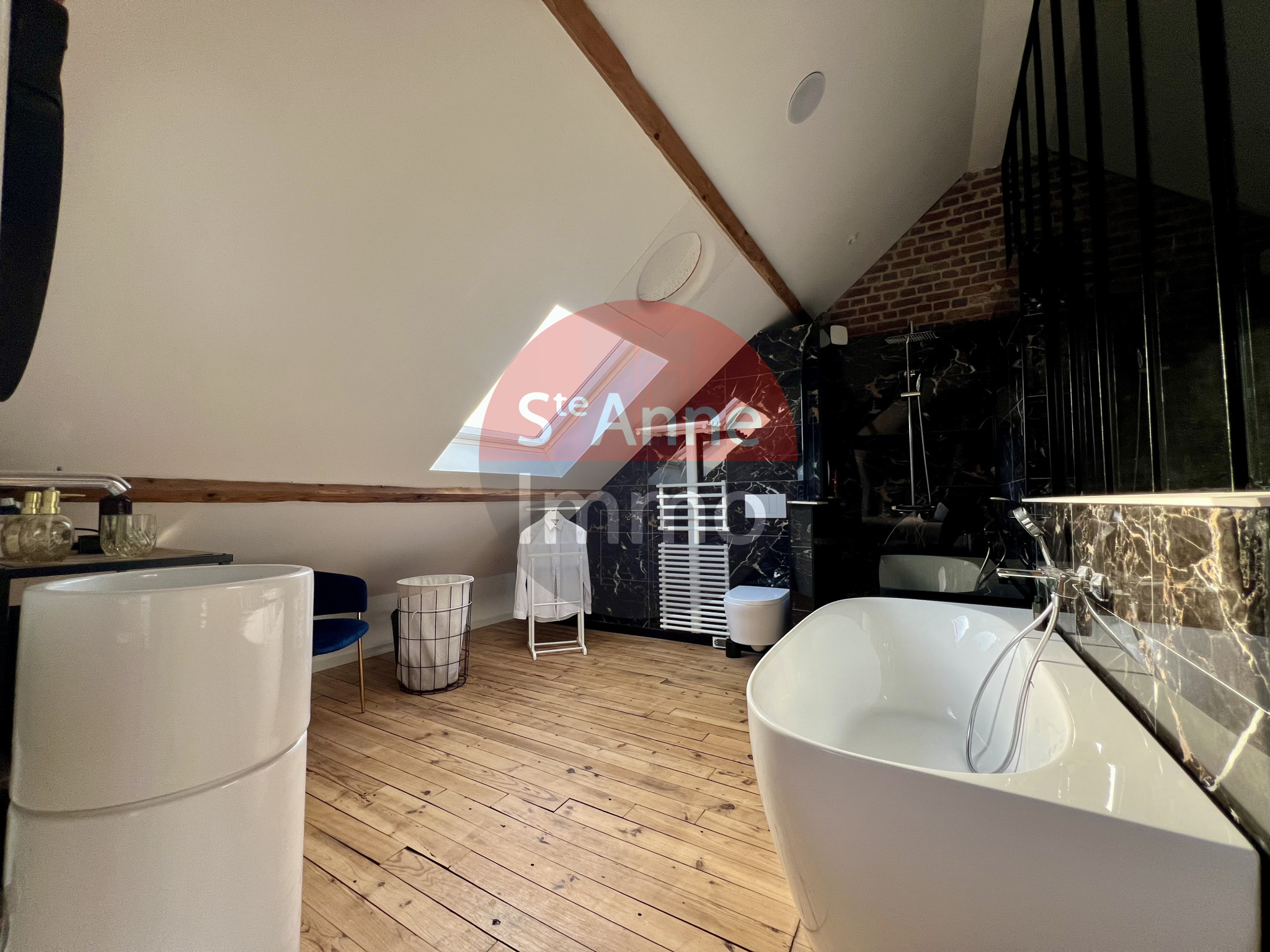 Immo80 – L'immobilier à Amiens et dans la Somme-MOREUIL – MAISON SEMI MITOYENNE – 4 CHAMBRES – JARDIN – TERRASSE – DEPENDANCES – GARAGE
