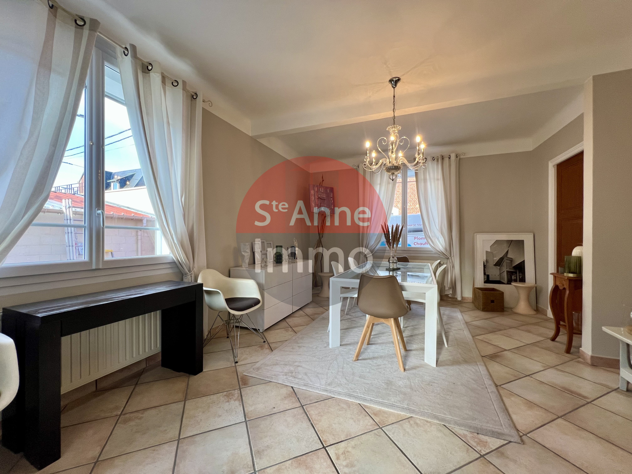 Immo80 – L'immobilier à Amiens et dans la Somme-MOREUIL – MAISON SEMI MITOYENNE – 4 CHAMBRES – JARDIN – TERRASSE – DEPENDANCES – GARAGE