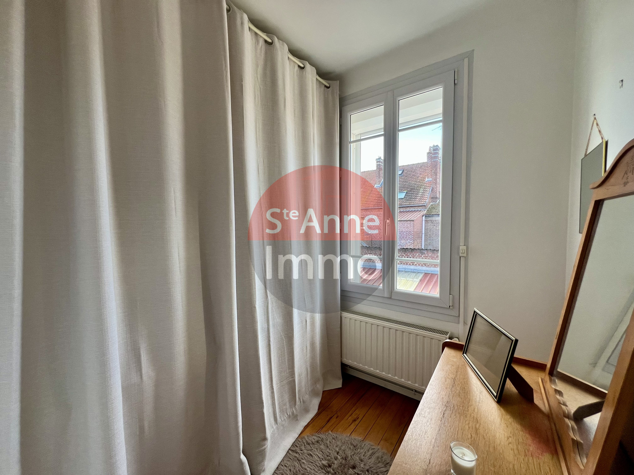 Immo80 – L'immobilier à Amiens et dans la Somme-MOREUIL – MAISON SEMI MITOYENNE – 4 CHAMBRES – JARDIN – TERRASSE – DEPENDANCES – GARAGE