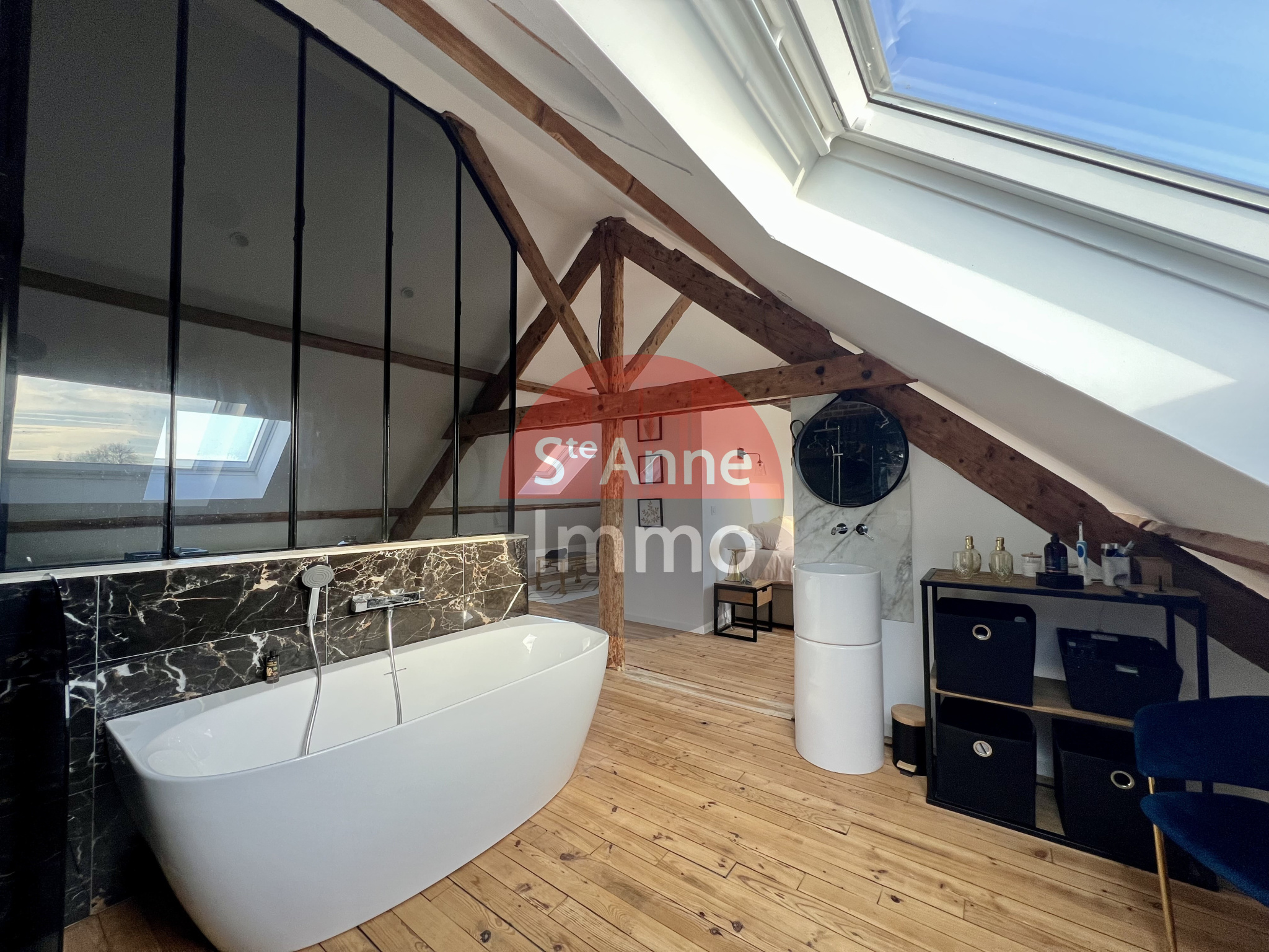 Immo80 – L'immobilier à Amiens et dans la Somme-MOREUIL – MAISON SEMI MITOYENNE – 4 CHAMBRES – JARDIN – TERRASSE – DEPENDANCES – GARAGE
