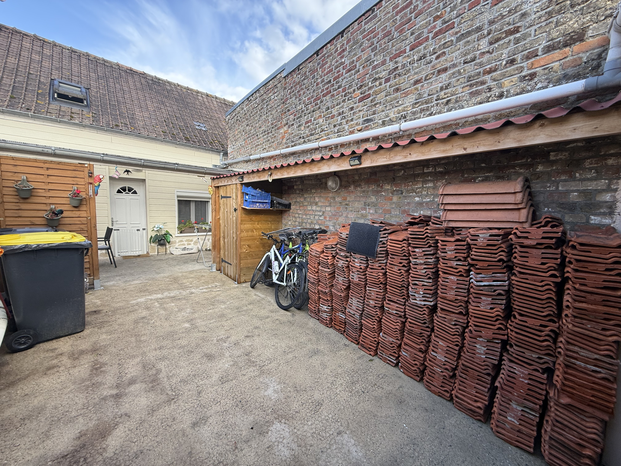 Immo80 – L'immobilier à Amiens et dans la Somme-SAINT SAUVEUR – MAISON MITOYENNE – 3 CHAMBRES – JARDIN – TERRASSE – ATELIER