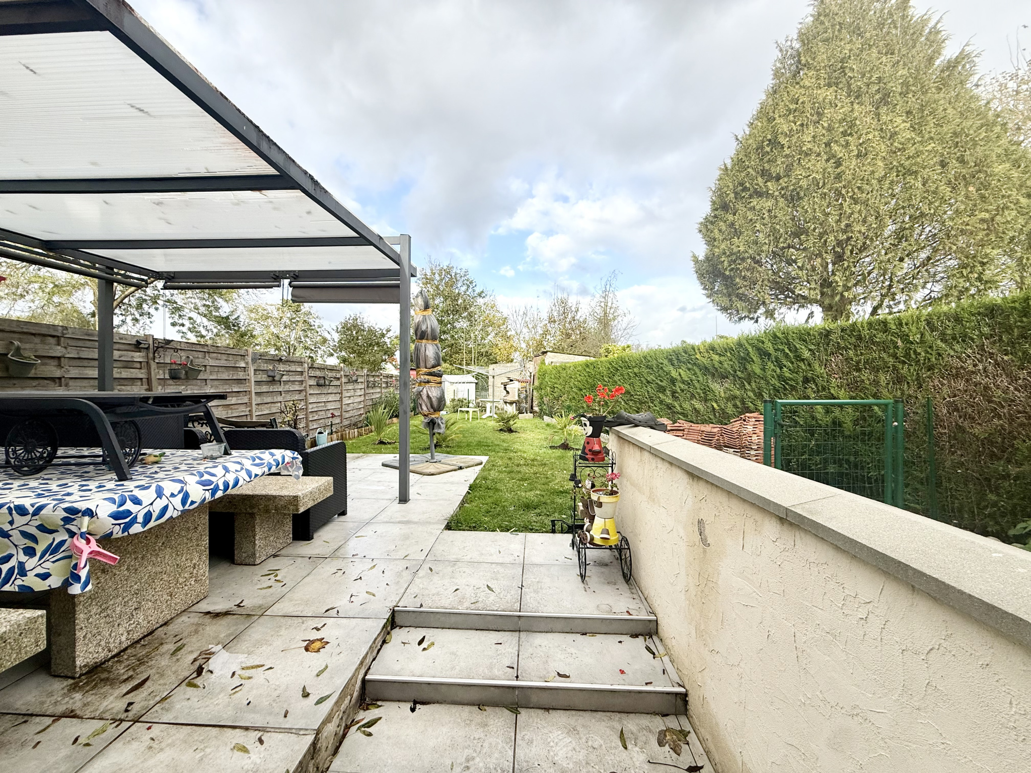 Immo80 – L'immobilier à Amiens et dans la Somme-SAINT SAUVEUR – MAISON MITOYENNE – 3 CHAMBRES – JARDIN – TERRASSE – ATELIER