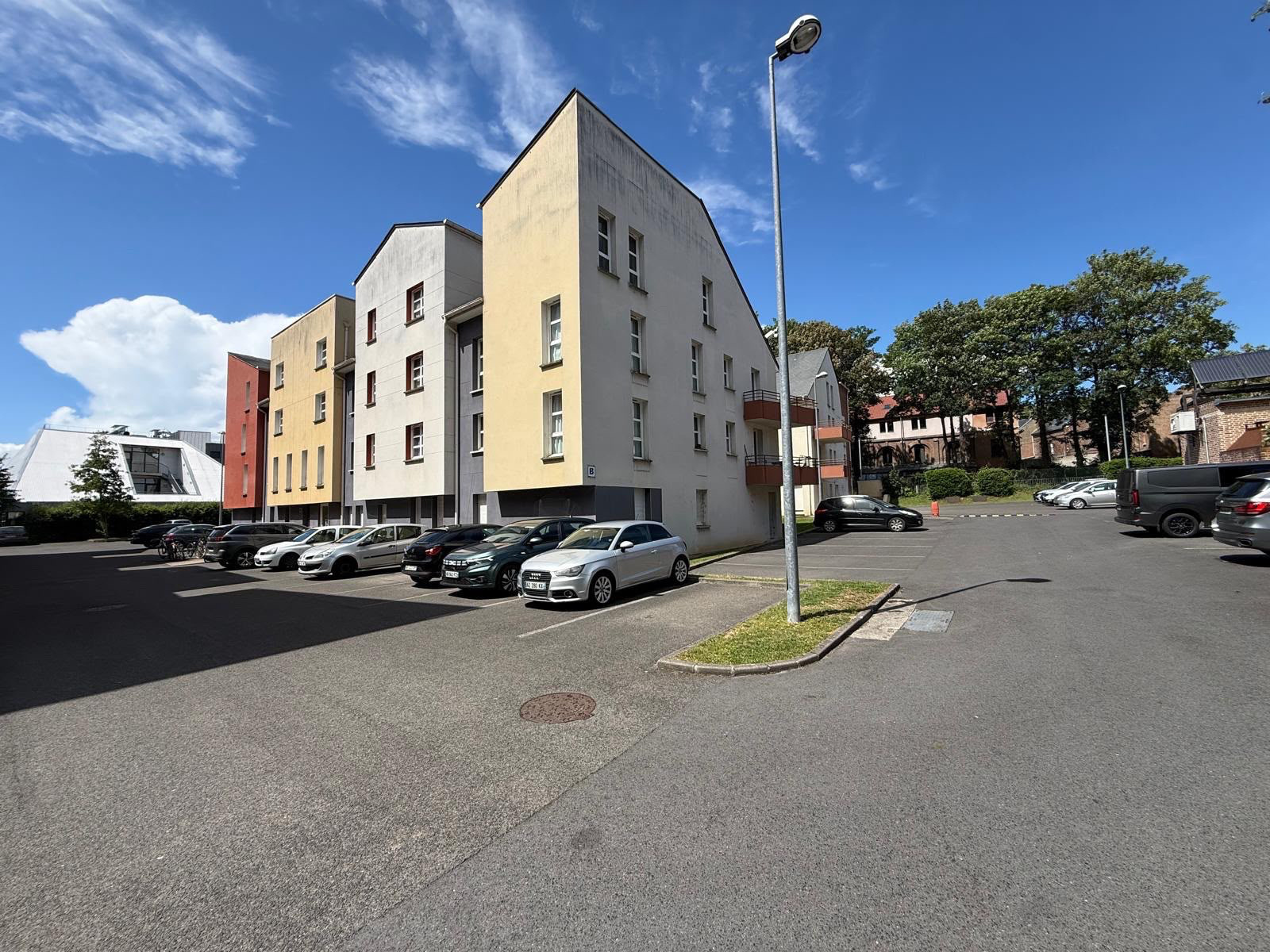Immo80 – L'immobilier à Amiens et dans la Somme-AMIENS – QUARTIER SAINT MAURICE – APPARTEMENT T1 BIS – DERNIER ÉTAGE – PLACE DE PARKING