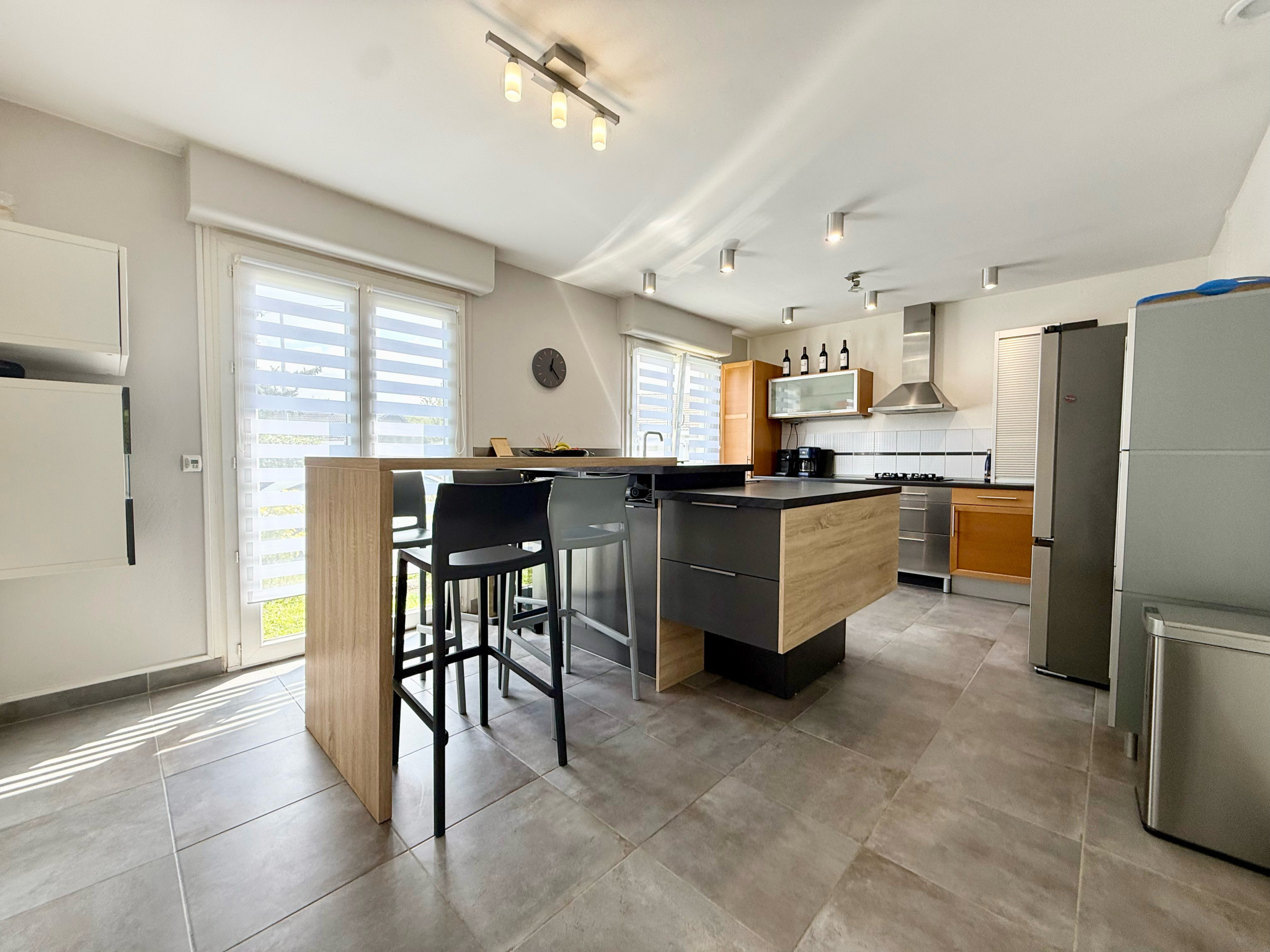 Immo80 – L'immobilier à Amiens et dans la Somme-AMIENS – QUARTIER SUD EST – PAVILLON INDIVIDUEL DE PLAIN PIED – TERRASSE  – JARDIN – DOUBLE GARAGES