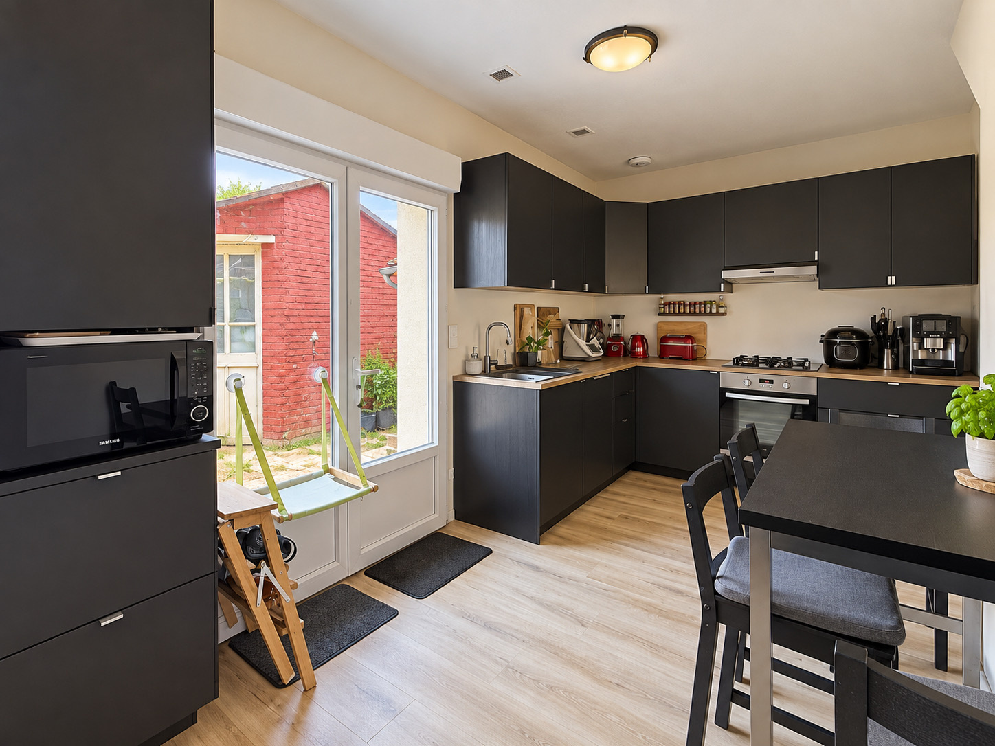 Immo80 – L'immobilier à Amiens et dans la Somme-ROSIERES-EN-SANTERRE – MAISON MITOYENNE – 2 CHAMBRES – CAVE – TERRASSE – JARDIN – DEPENDANCES