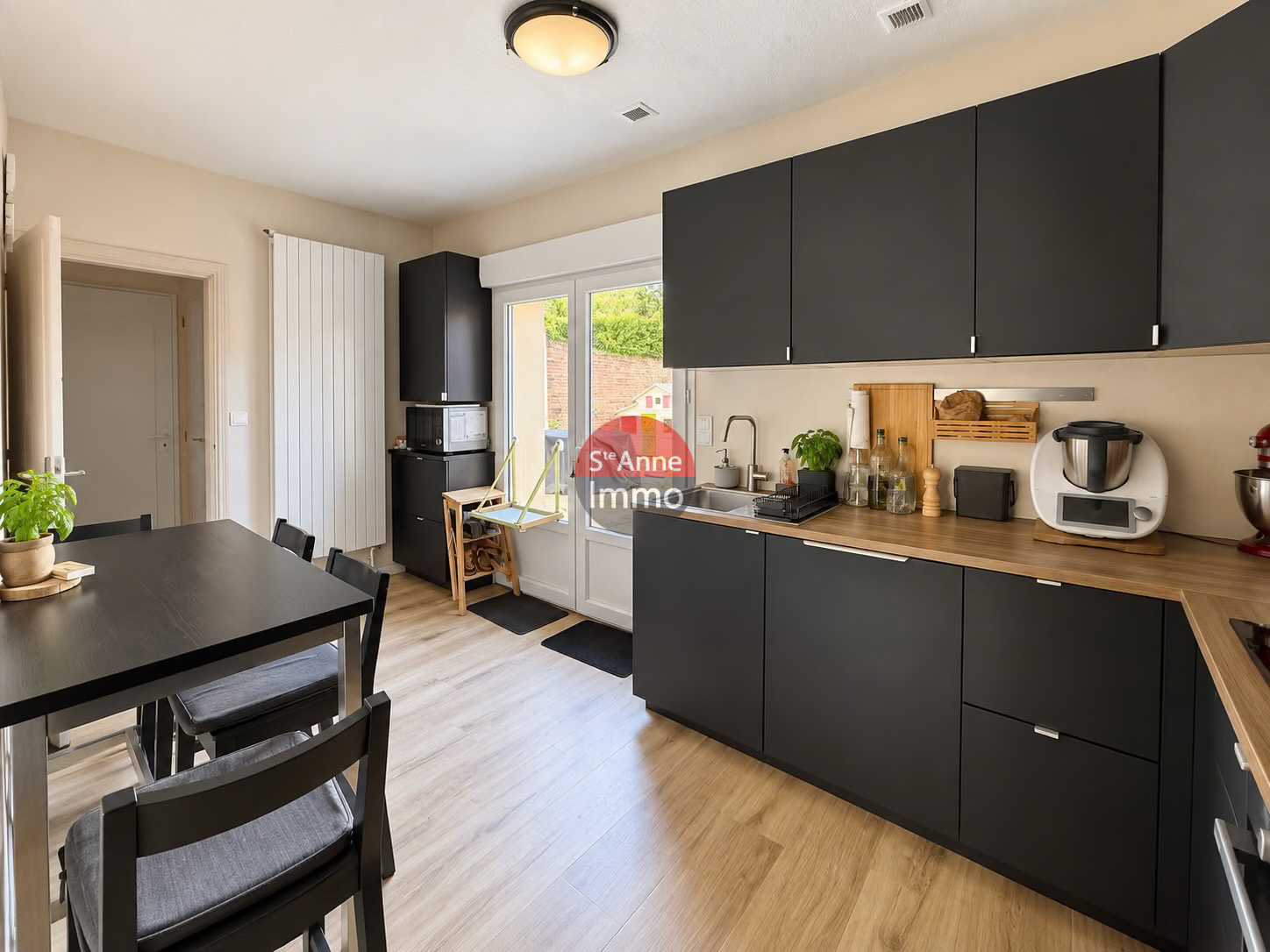 Immo80 – L'immobilier à Amiens et dans la Somme-ROSIERES-EN-SANTERRE – MAISON MITOYENNE – 2 CHAMBRES – CAVE – TERRASSE – JARDIN – DEPENDANCES