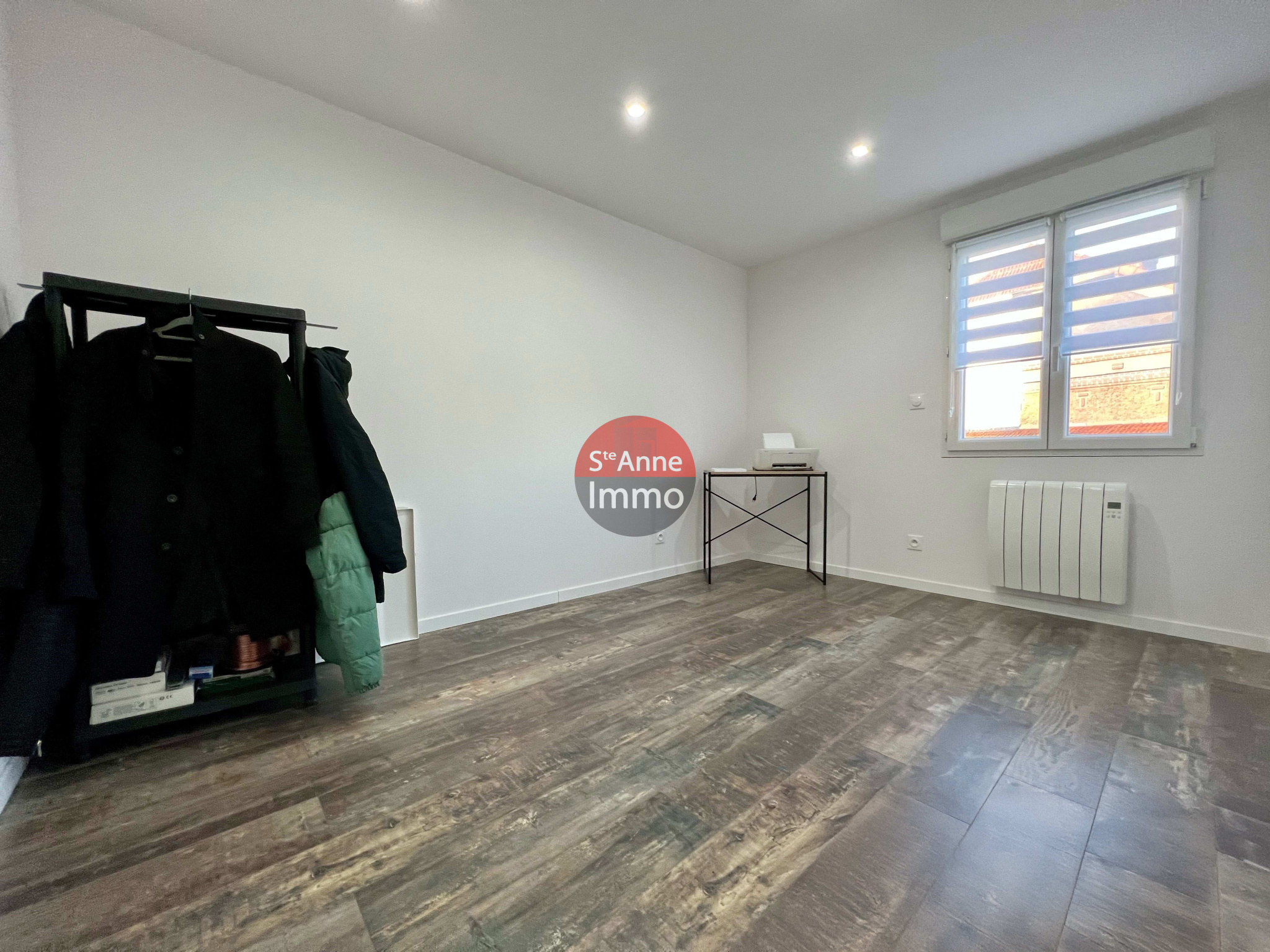 Immo80 – L'immobilier à Amiens et dans la Somme-MONTDIDIER – PAVILLON INDIVIDUEL MEUBLE CONSTRUIT EN 2021 – 3 CHAMBRES – DRESSING – TERRASSE – ATYPIQUE