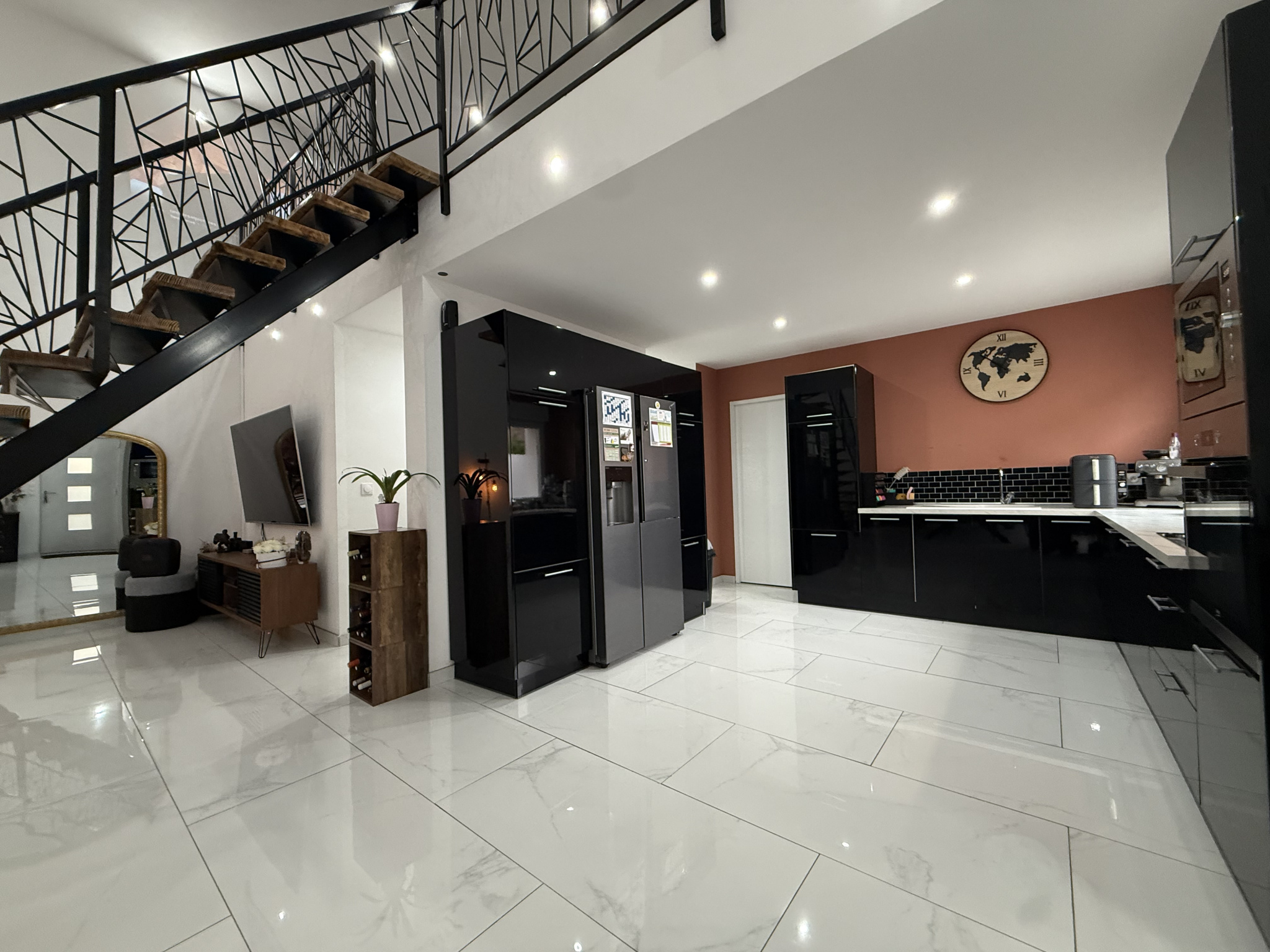 Immo80 – L'immobilier à Amiens et dans la Somme-MONTDIDIER – PAVILLON INDIVIDUEL MEUBLE CONSTRUIT EN 2021 – 3 CHAMBRES – DRESSING – TERRASSE – ATYPIQUE