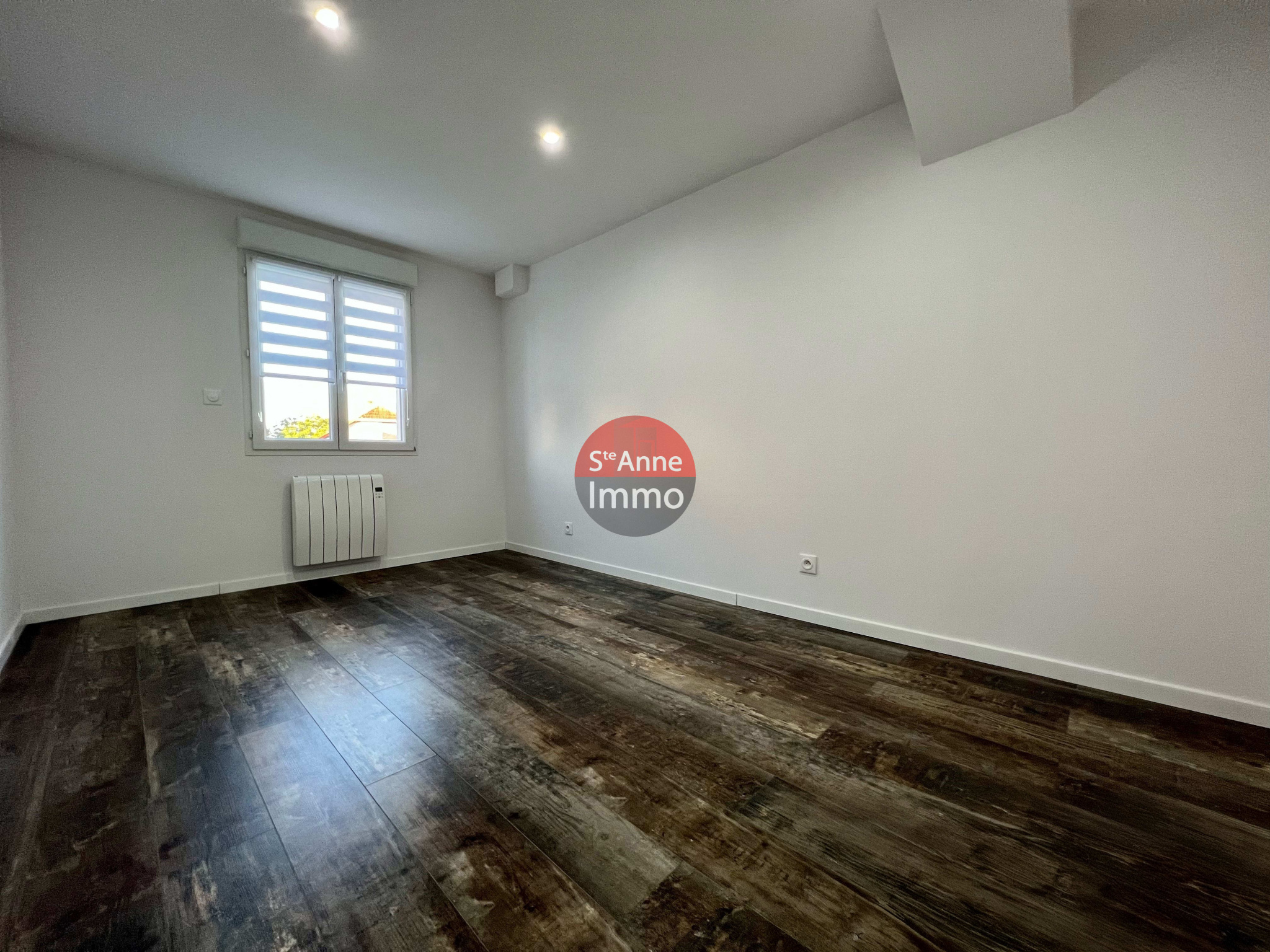 Immo80 – L'immobilier à Amiens et dans la Somme-MONTDIDIER – PAVILLON INDIVIDUEL MEUBLE CONSTRUIT EN 2021 – 3 CHAMBRES – DRESSING – TERRASSE – ATYPIQUE