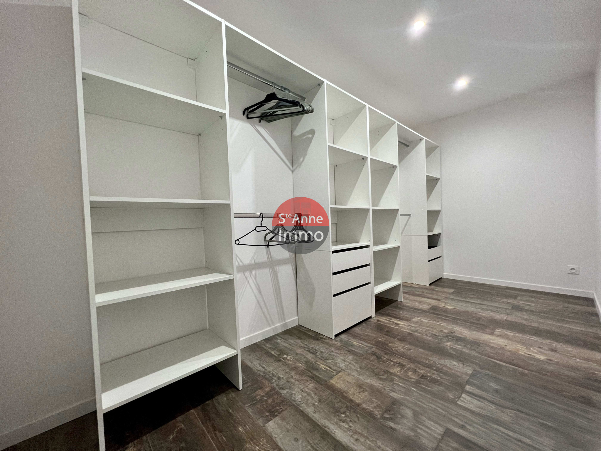 Immo80 – L'immobilier à Amiens et dans la Somme-MONTDIDIER – PAVILLON INDIVIDUEL MEUBLE CONSTRUIT EN 2021 – 3 CHAMBRES – DRESSING – TERRASSE – ATYPIQUE