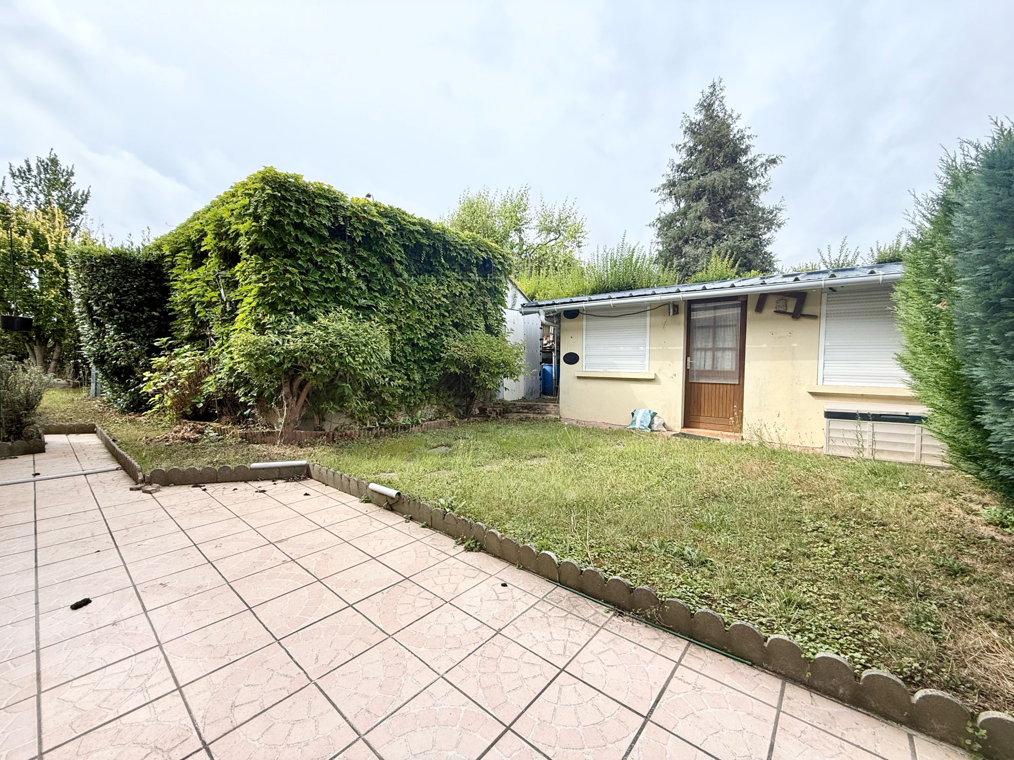 Immo80 – L'immobilier à Amiens et dans la Somme-AMIENS SUD – MAISON SEMI MITOYENNE – 3 CHAMBRES – GARAGE – JARDIN – DEPENDANCES
