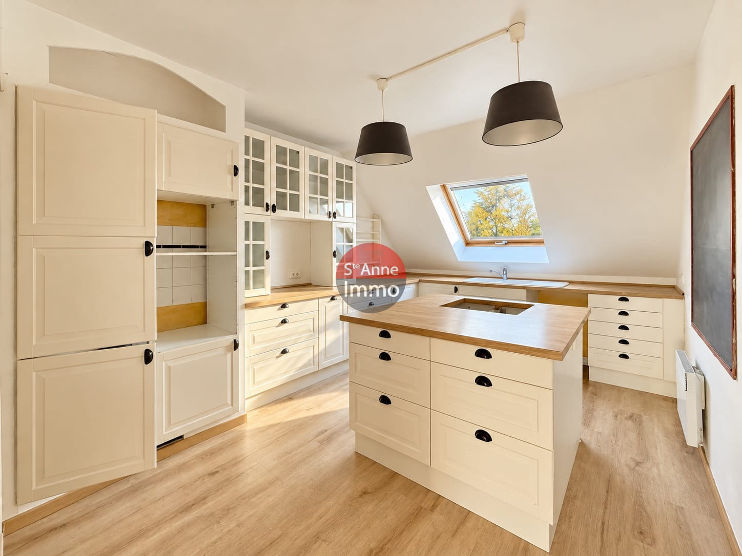 Immo80 – L'immobilier à Amiens et dans la Somme-AMIENS – QUARTIER HENRIVILLE – T4 – 3 CHAMBRES – BUREAU – TERRASSE/BALCON – 2 PLACES DE PARKINGS
